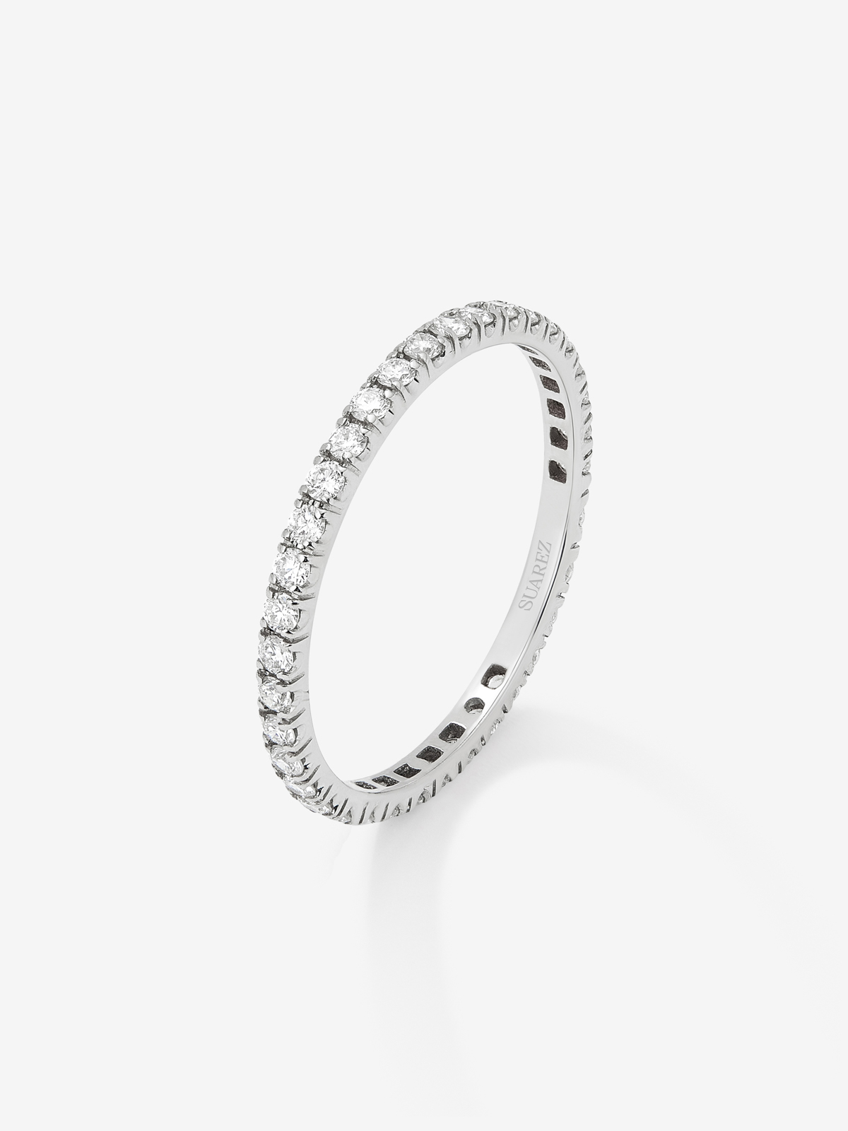 Anillo alianza entera de compromiso de oro blanco de 18K con diamantes en garra