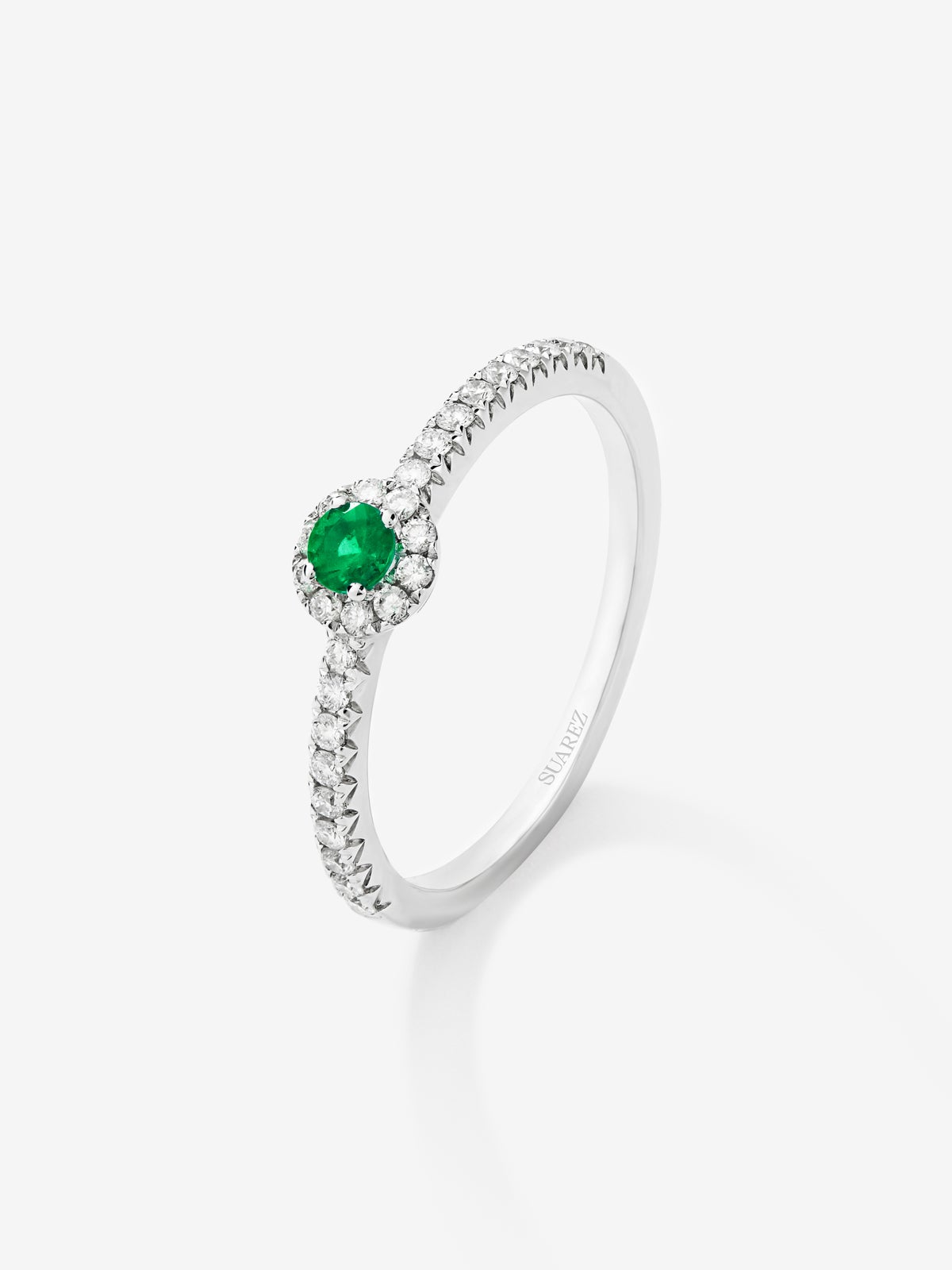 18K white gold ring with brilliant-cut emerald of 0.1 cts and arm and border of 28 brilliant-cut diamonds with a total of 0.18 cts