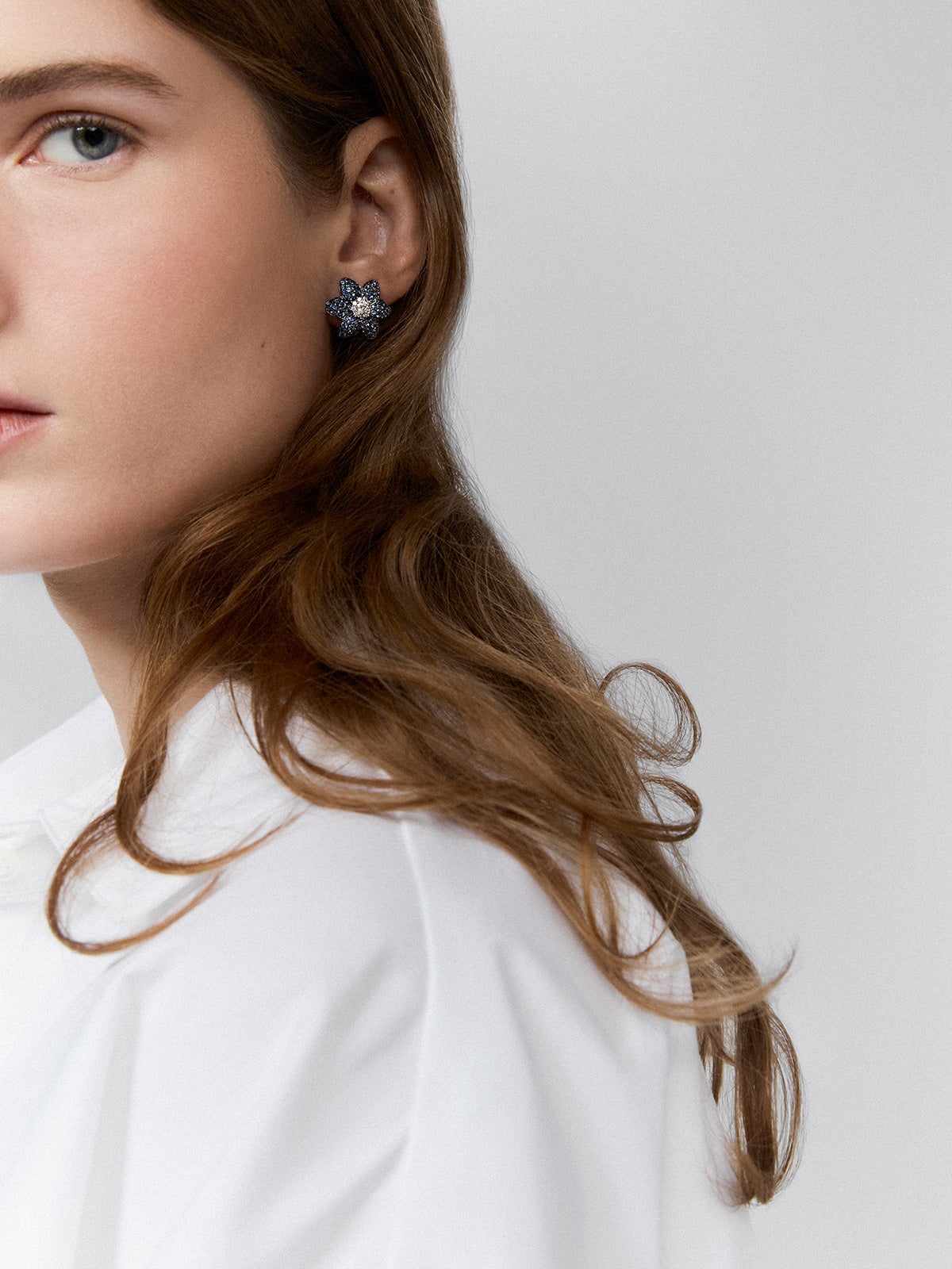 Pendientes flor de oro blanco de 18kt con diamantes y zafiros azules