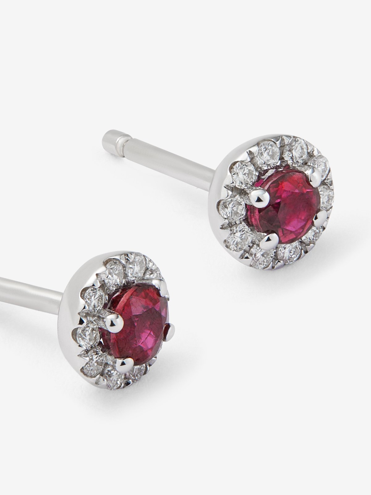 18K white gold earrings with 0.1 ct brilliant-cut diamonds and 0.33 ct brilliant-cut red rubies