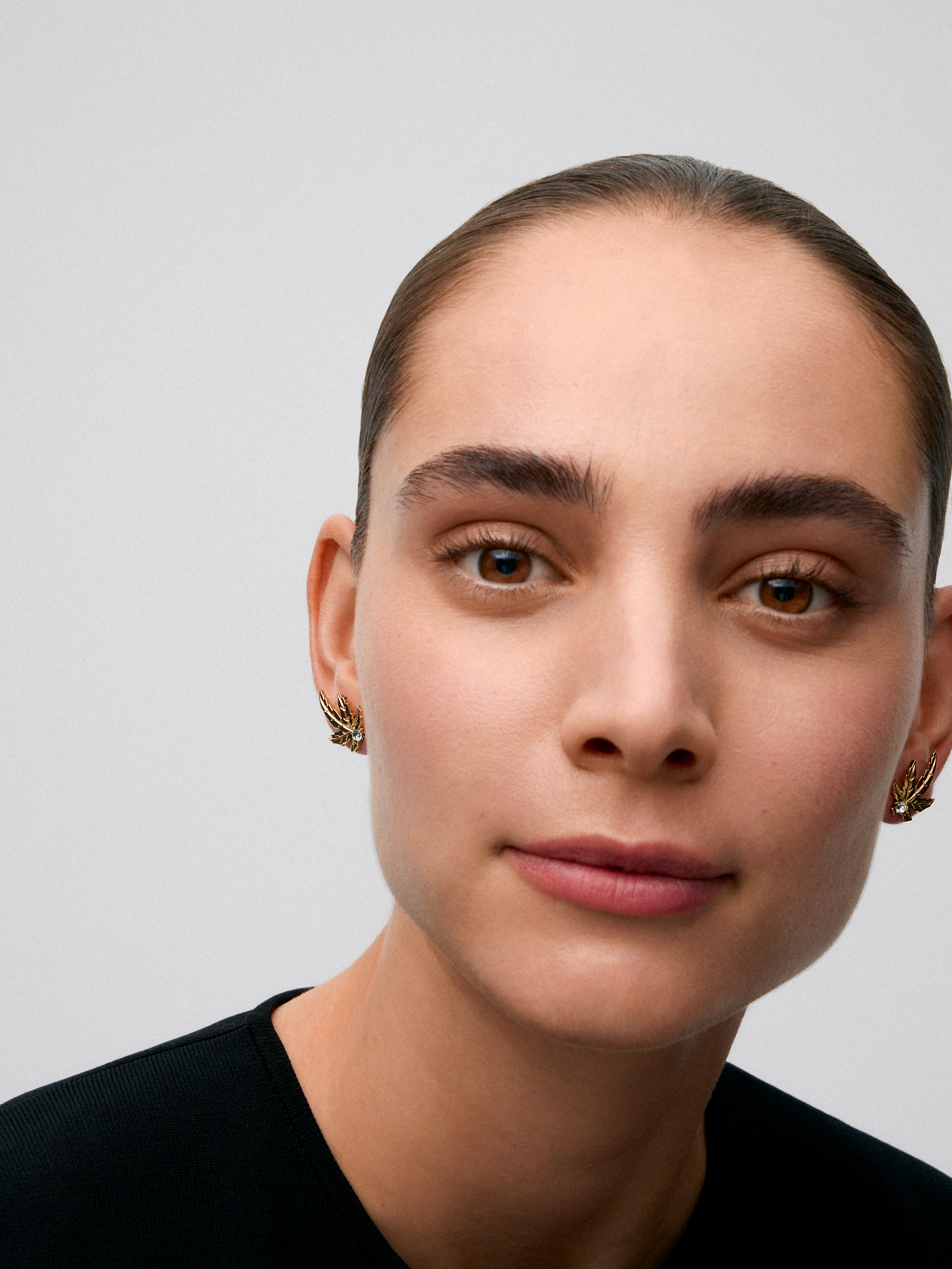 Pendientes de oro amarillo de 18K con 2 diamantes centrales con un total de 0,17 cts y forma de hojas de arce