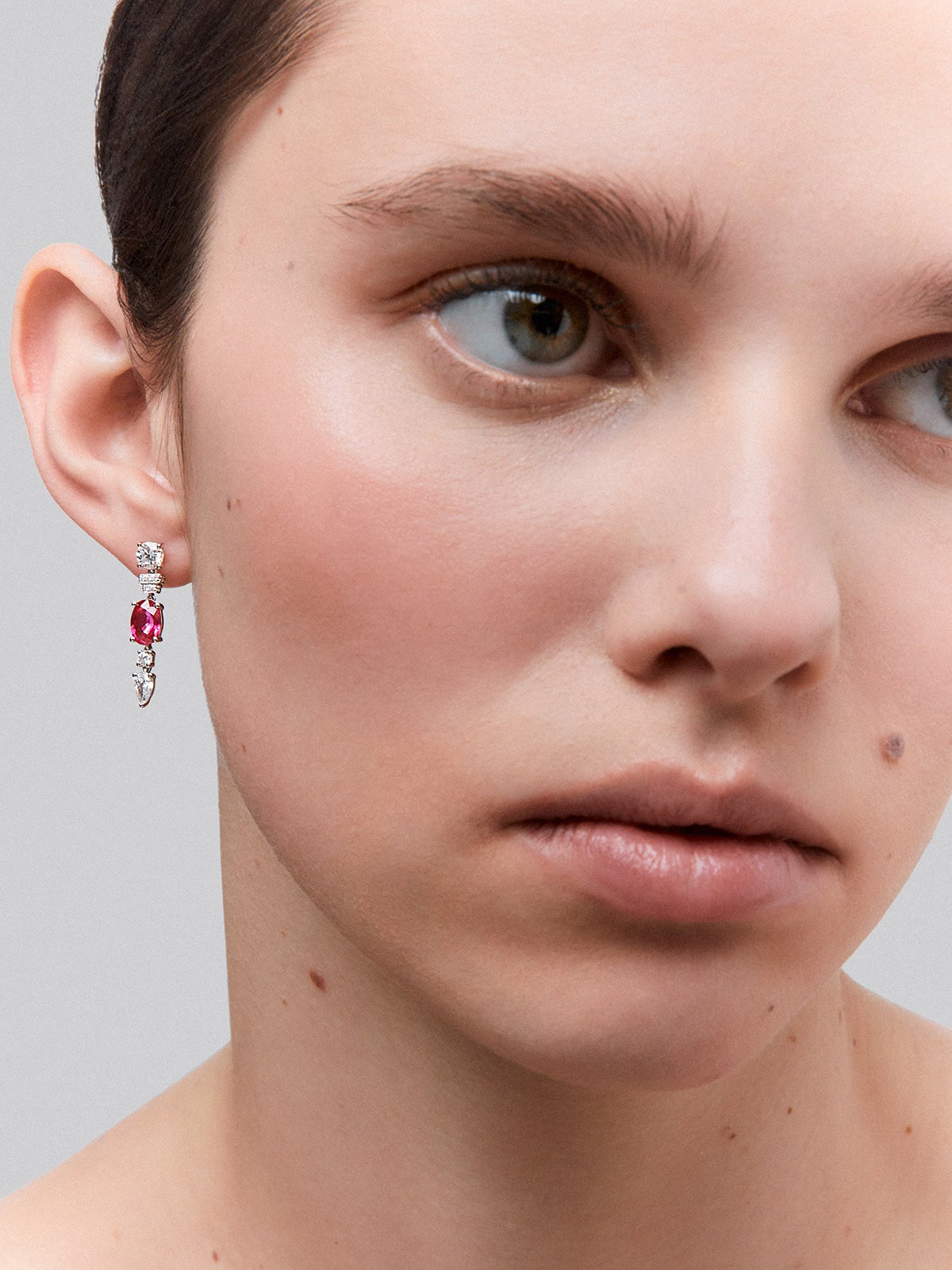 Pendientes largos de oro blanco de 18kt con rubí central de 1,09cts y diamantes