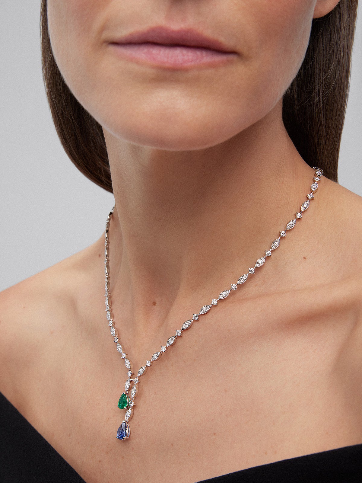 Collar de oro blanco de 18K con zafiro azul intenso en talla pera de 1,76 cts, esmeralda verde en talla pera de 0,96 cts y diamantes blancos en talla brillante de 6,48 cts