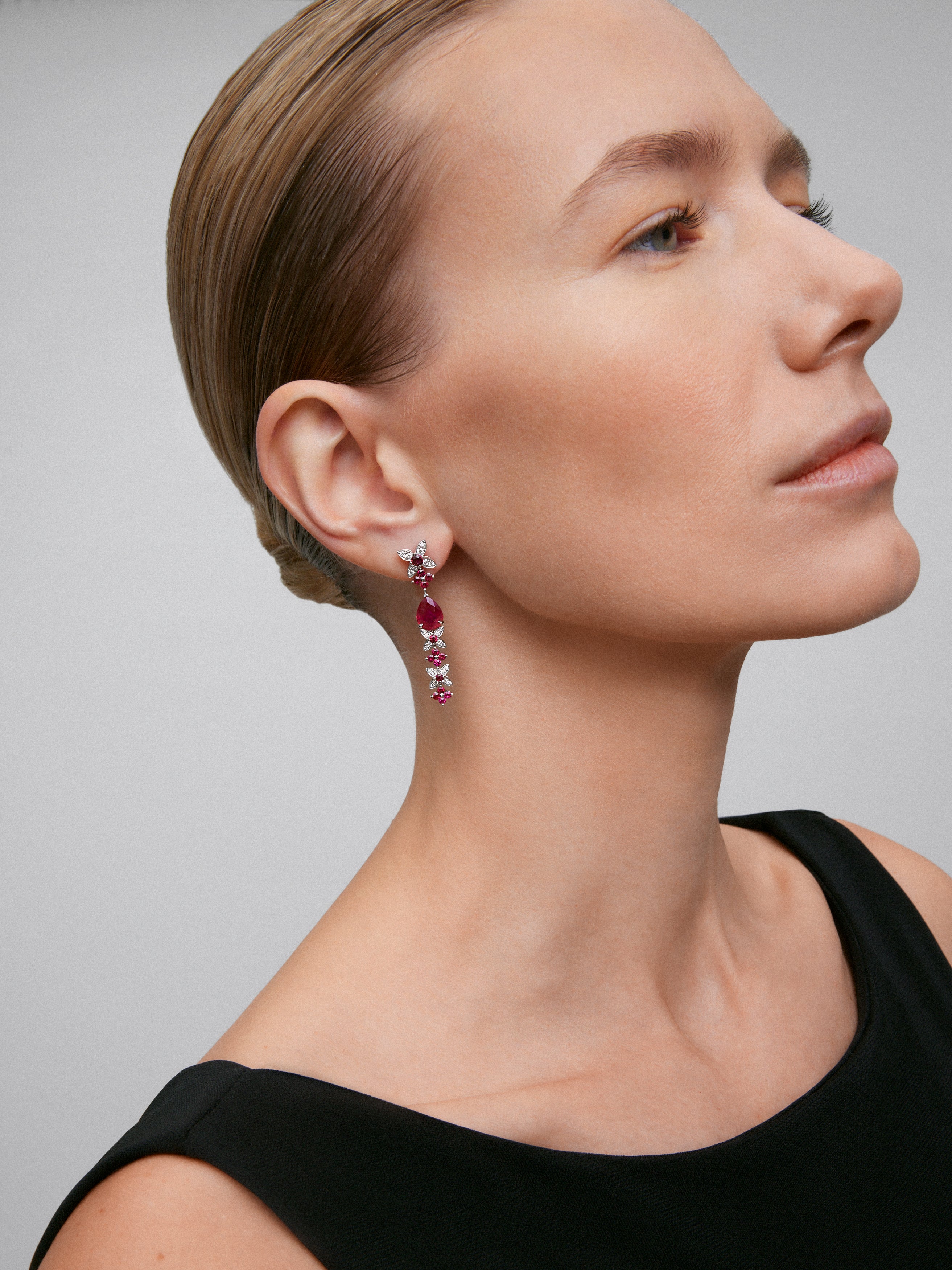 Pendientes de oro blanco de 18K con rubíes rojo pigeon blod en talla pera de 3,95 cts, rubíes rojos en talla brillante de 1,63 cts y diamantes blancos en talla brillante de 0,5 cts