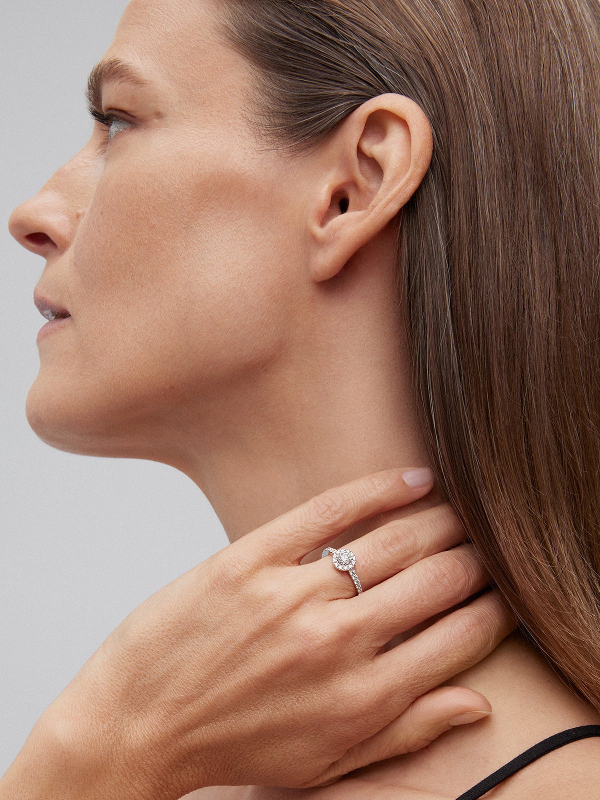 Anillo solitario de compromiso de oro blanco de 18K con diamantes
