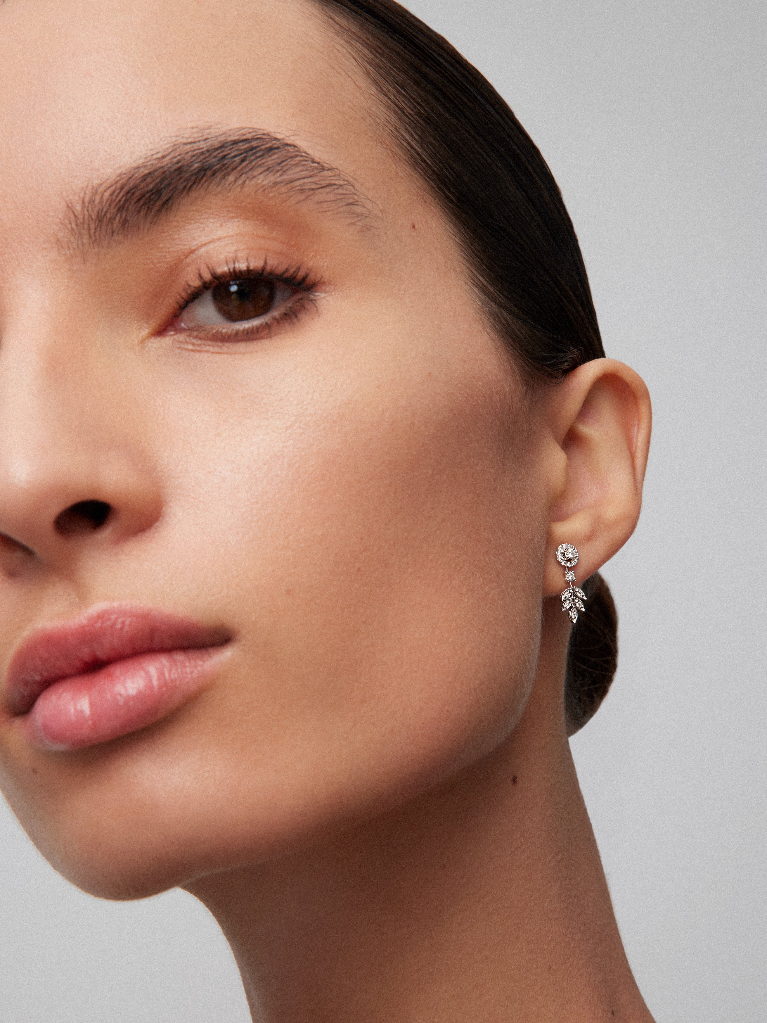 Pendientes colgante hojas de oro blanco de 18K y diamante