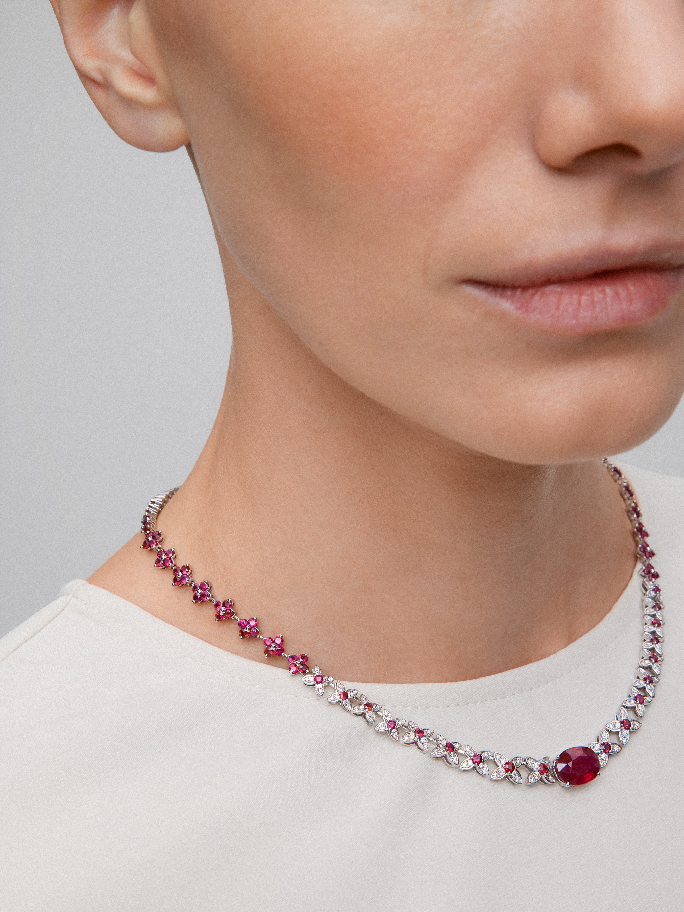 Collar de oro blanco de 18K con rubí rojos pigeon blod en talla oval de 5,04 cts, rubíes rojos en talla brillante de 13 cts y diamantes blancos en talla brillante de 1,11 cts