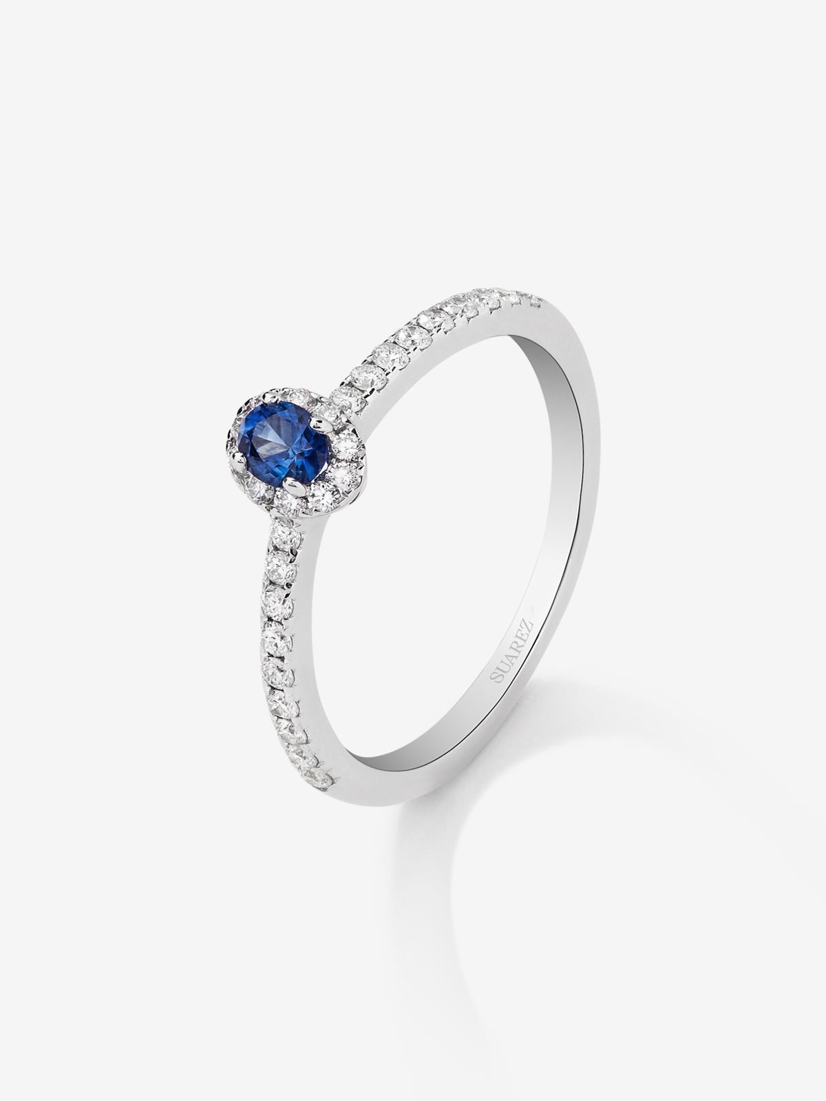 Anillo orla de oro blanco de 18K con zafiro y diamante