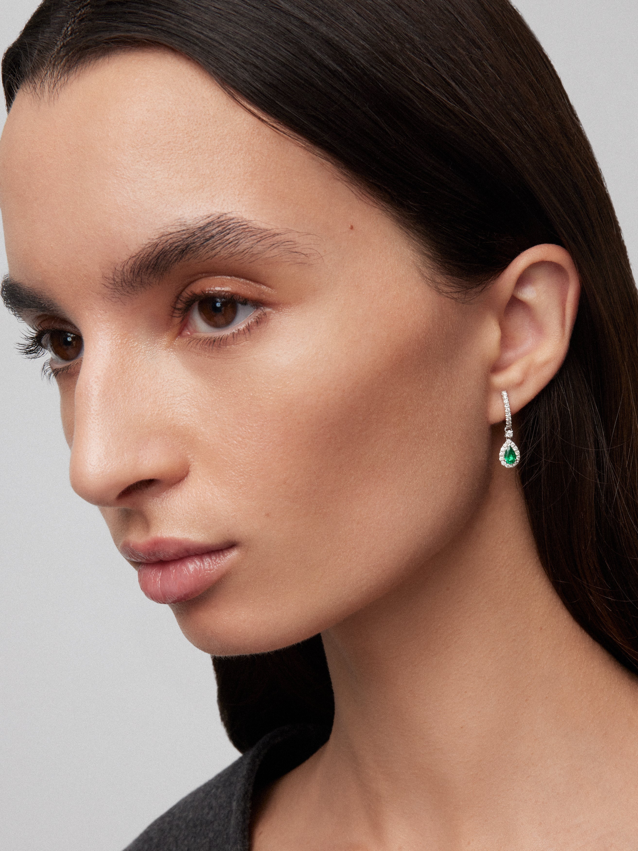 Pendientes de oro blanco de 18K con 2 esmeraldas en talla pera con un total de 0,8 cts y diamantes en talla brillante con un total de 0,32 cts