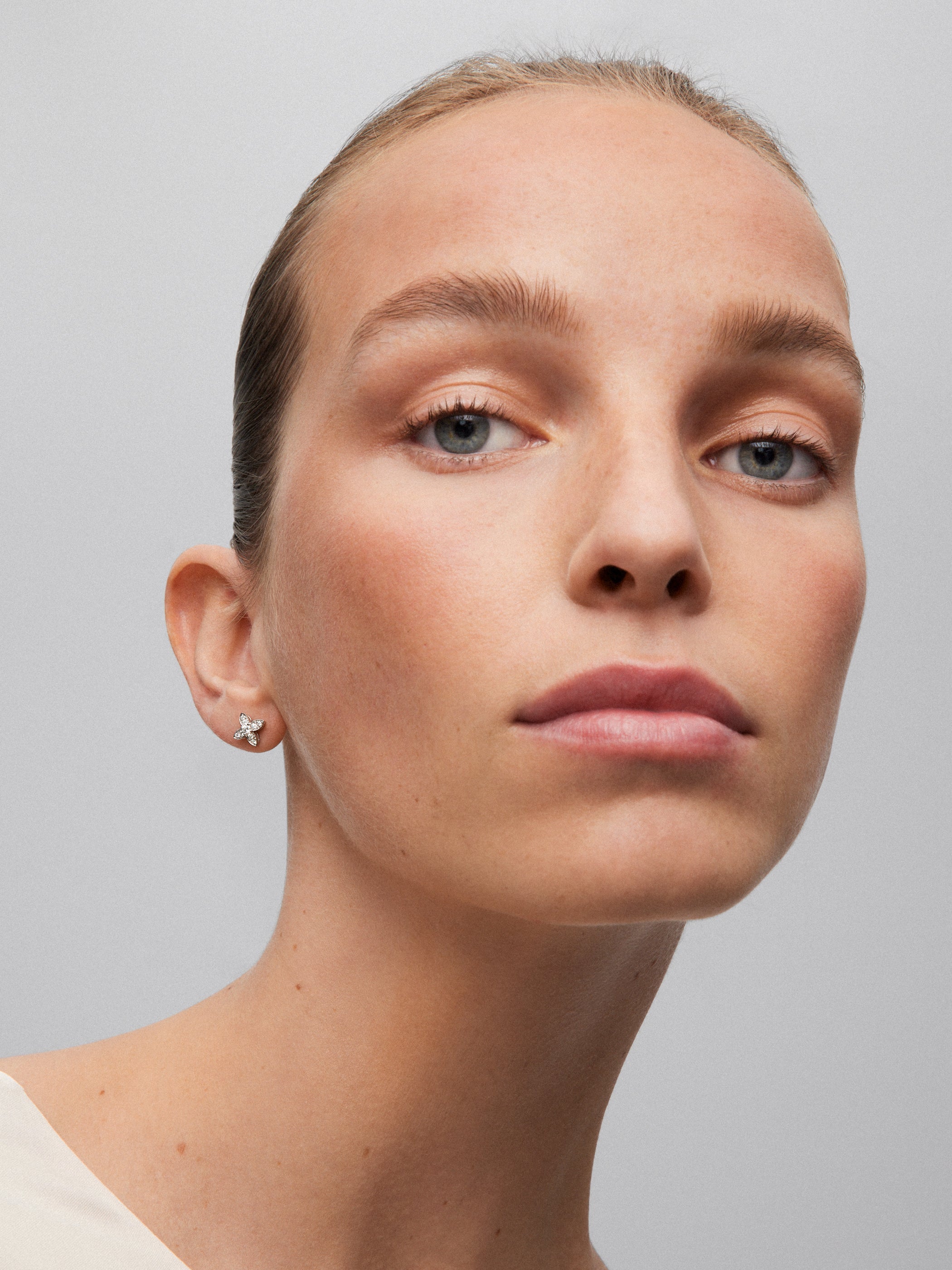 18K white gold earrings with 28 brilliant-cut diamonds with a total of 0.59 cts and 2 8.5 mm Akoya pearls