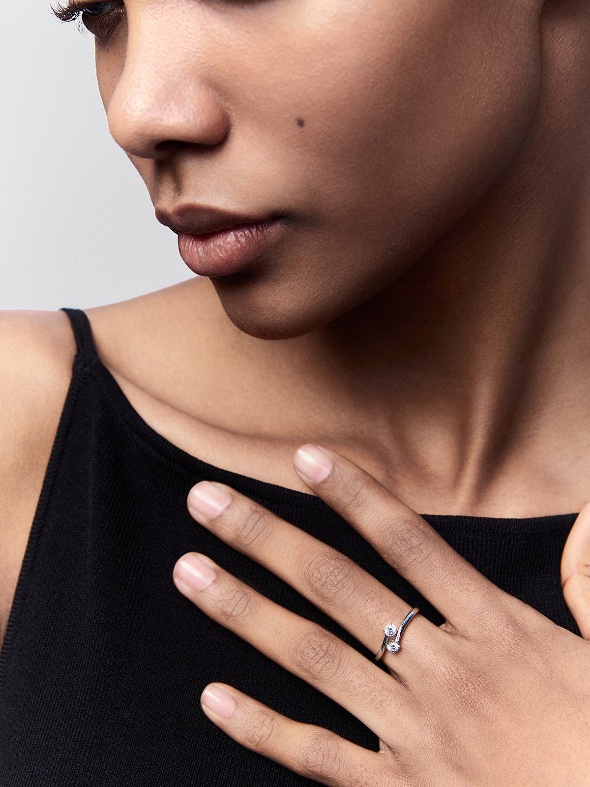 Anillo tú y yo de oro blanco de 18K con diamantes