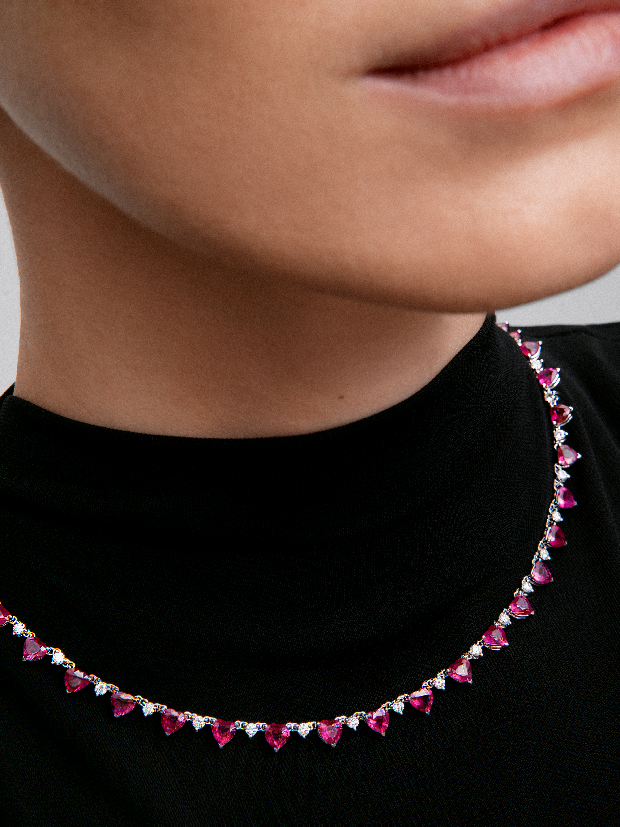 18K white gold necklace with red ruby ​​with 17.03 cts and white diamonds in bright 1.3 cts diamonds