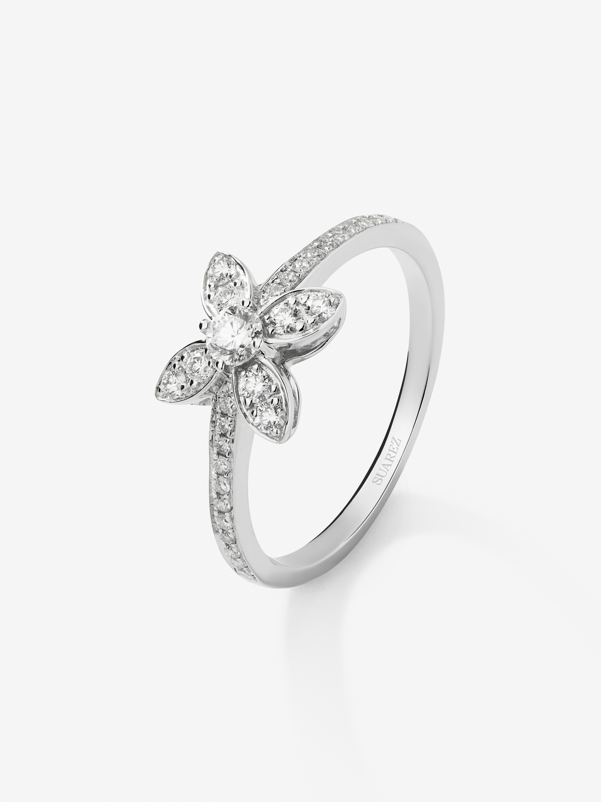 Anillo de oro blanco de 18K con 45 diamantes en talla brillante con un total de 1,05 cts