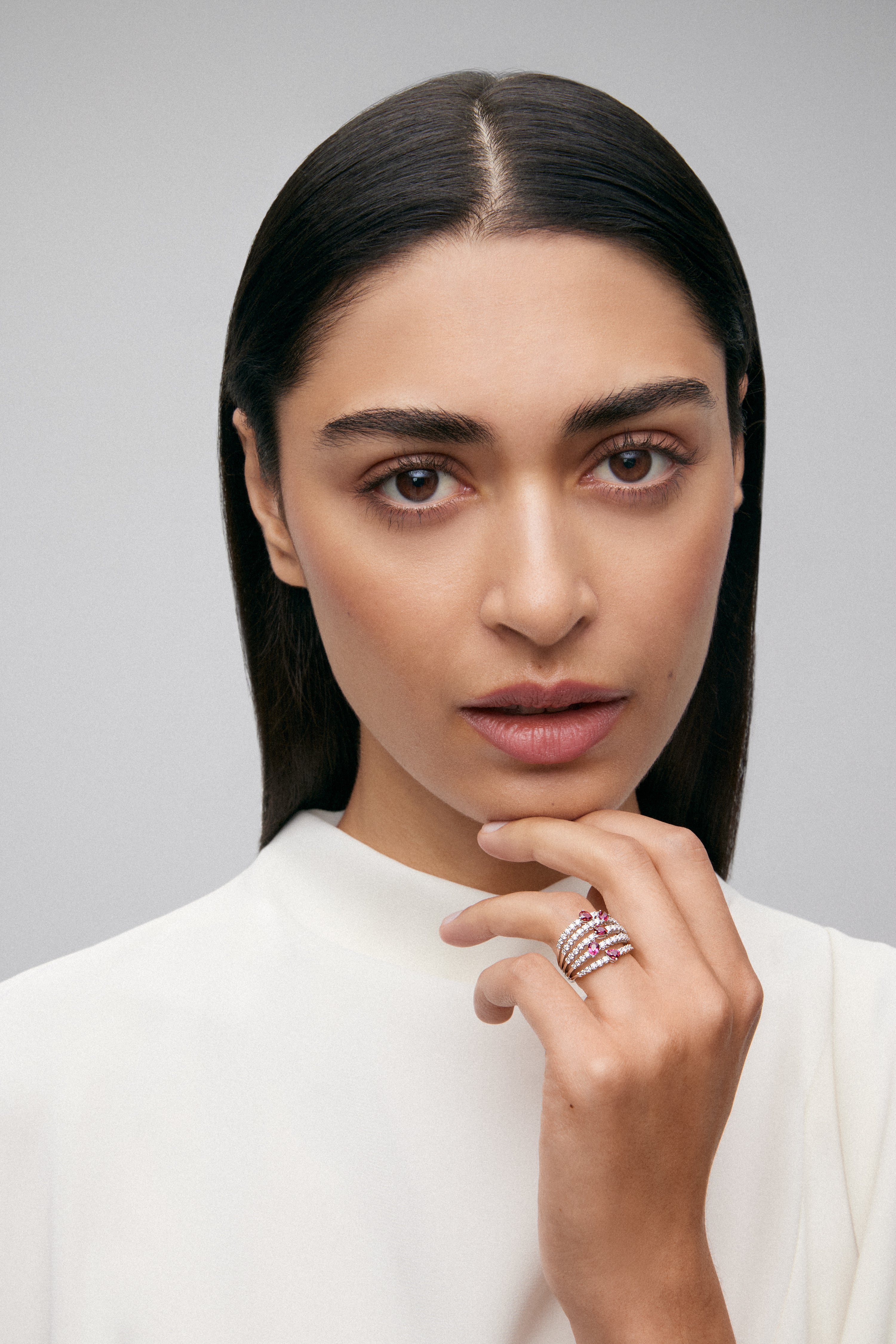 Anillo de oro blanco de 18K con diamantes blancos en talla brillante de 1 cts y rubíes rojos en talla pera de 1,14 cts