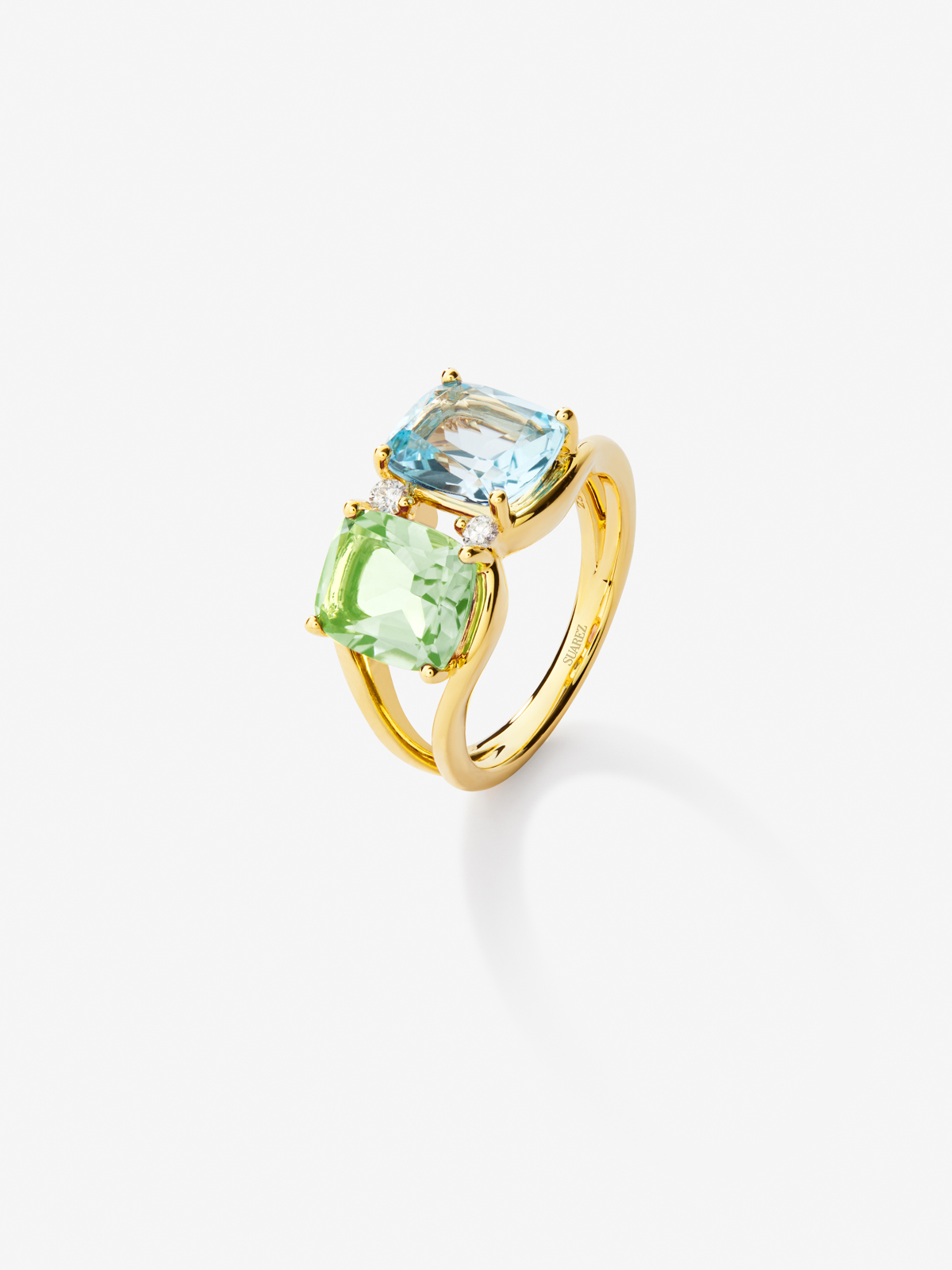 18K yellow gold ring with 2.75 cts blue Sky topaz, 2 cts green amethyst in Cushion and white diamonds in a brilliant size of 0.06 cts
