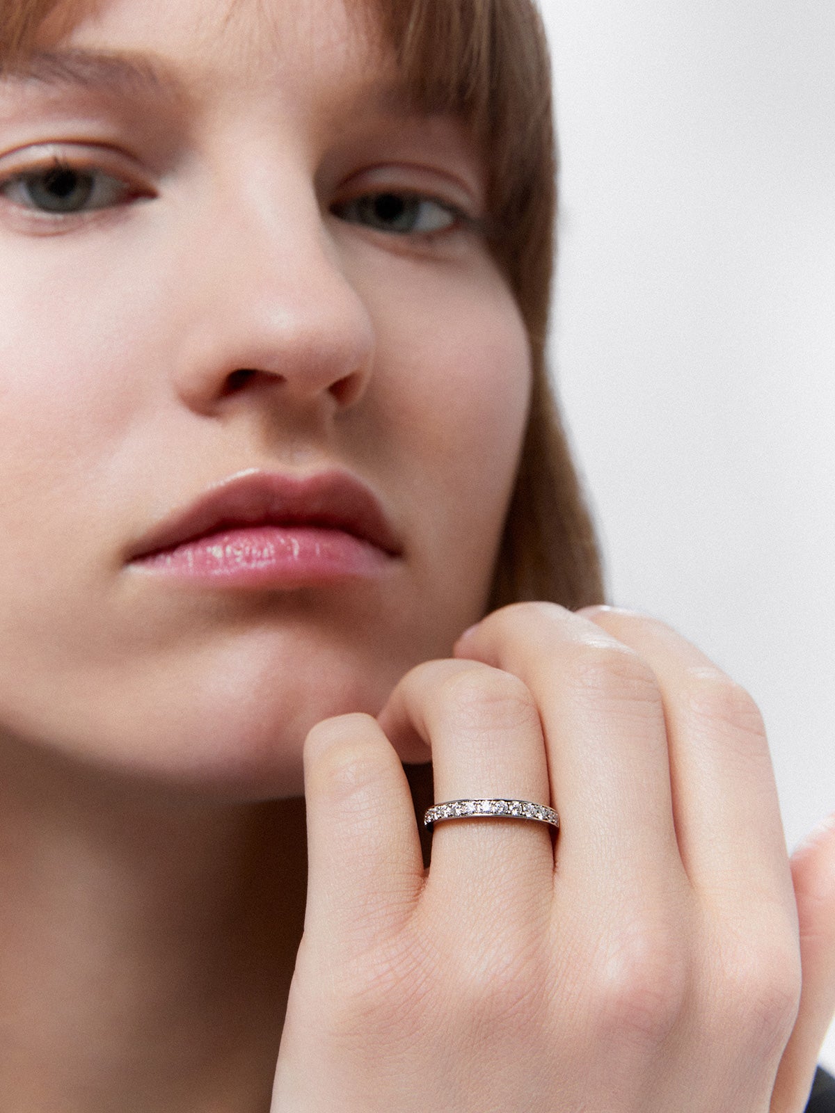 Anillo alianza de compromiso de oro blanco de 18K con diamantes