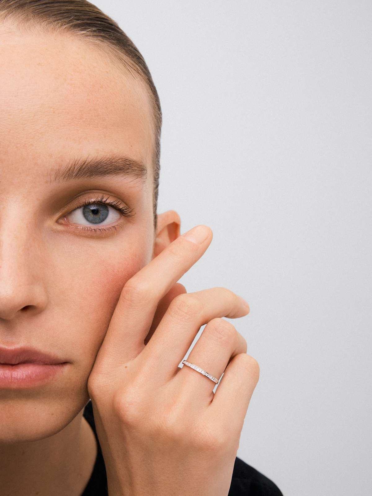 Anillo alianza media de compromiso de oro blanco de 18K con diamantes en talla princesa en banda