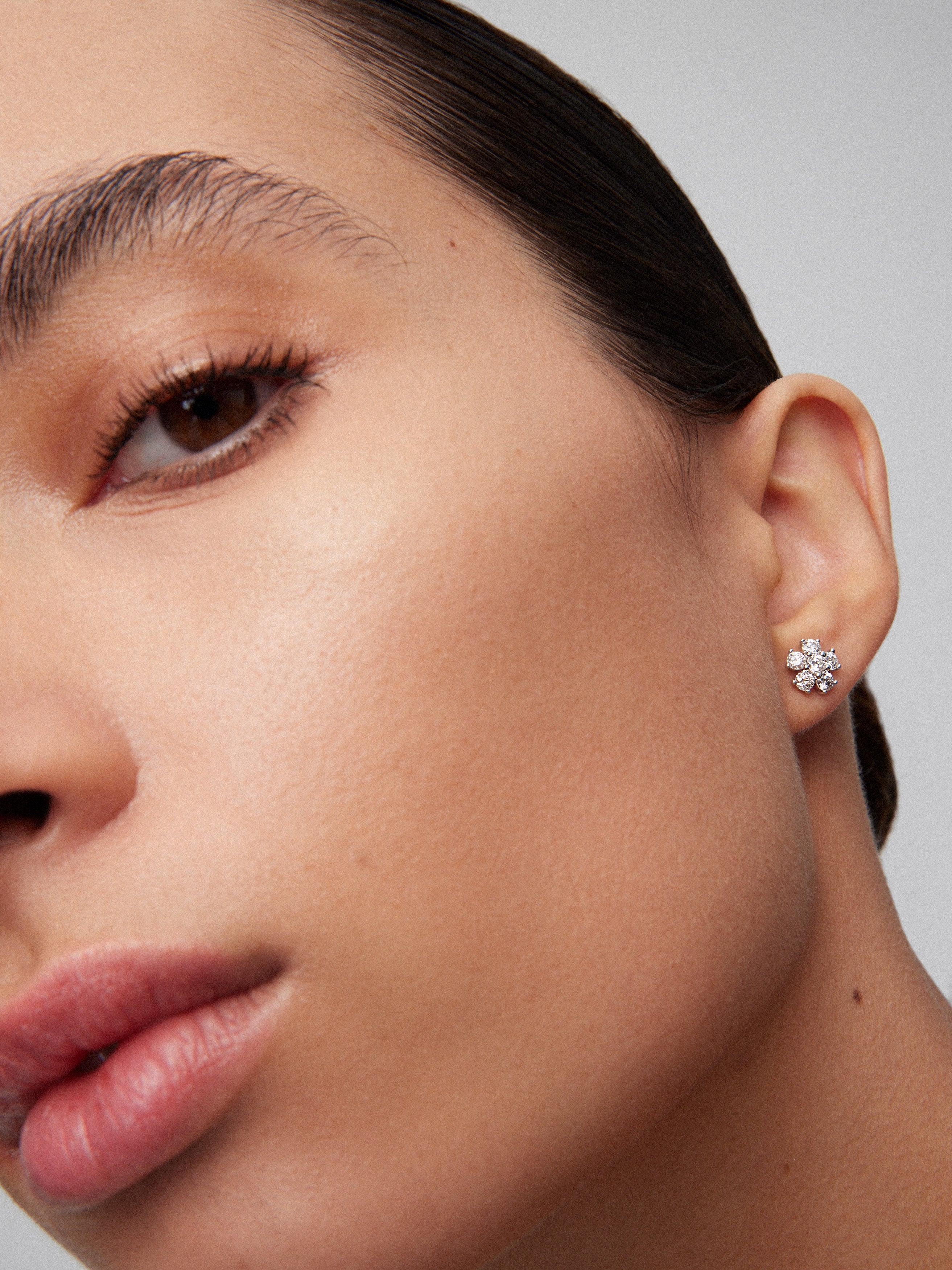 18kt white gold earrings with diamonds