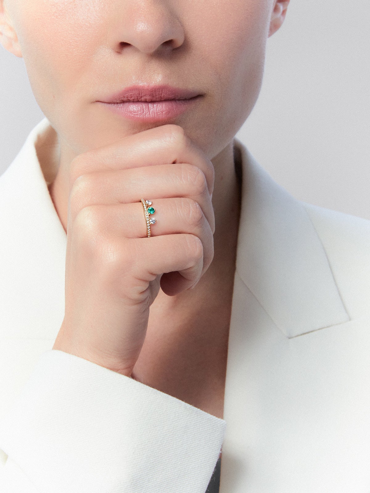 Anillo de oro amarillo de 18K con esmeralda y diamantes