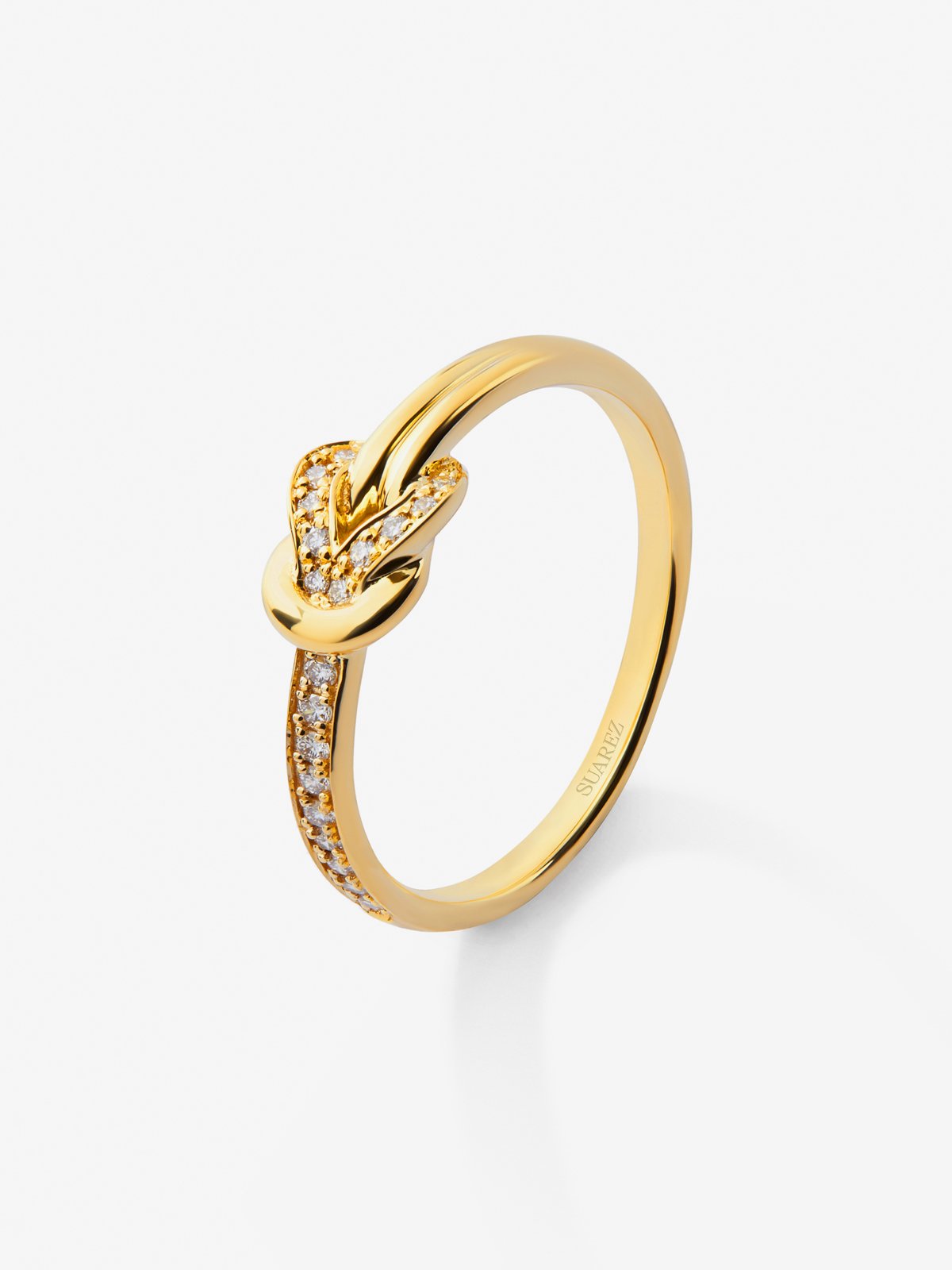 Anillo de oro amarillo de 18K con 15 diamantes en talla brillante con un total de 0,09 cts y forma de nudo
