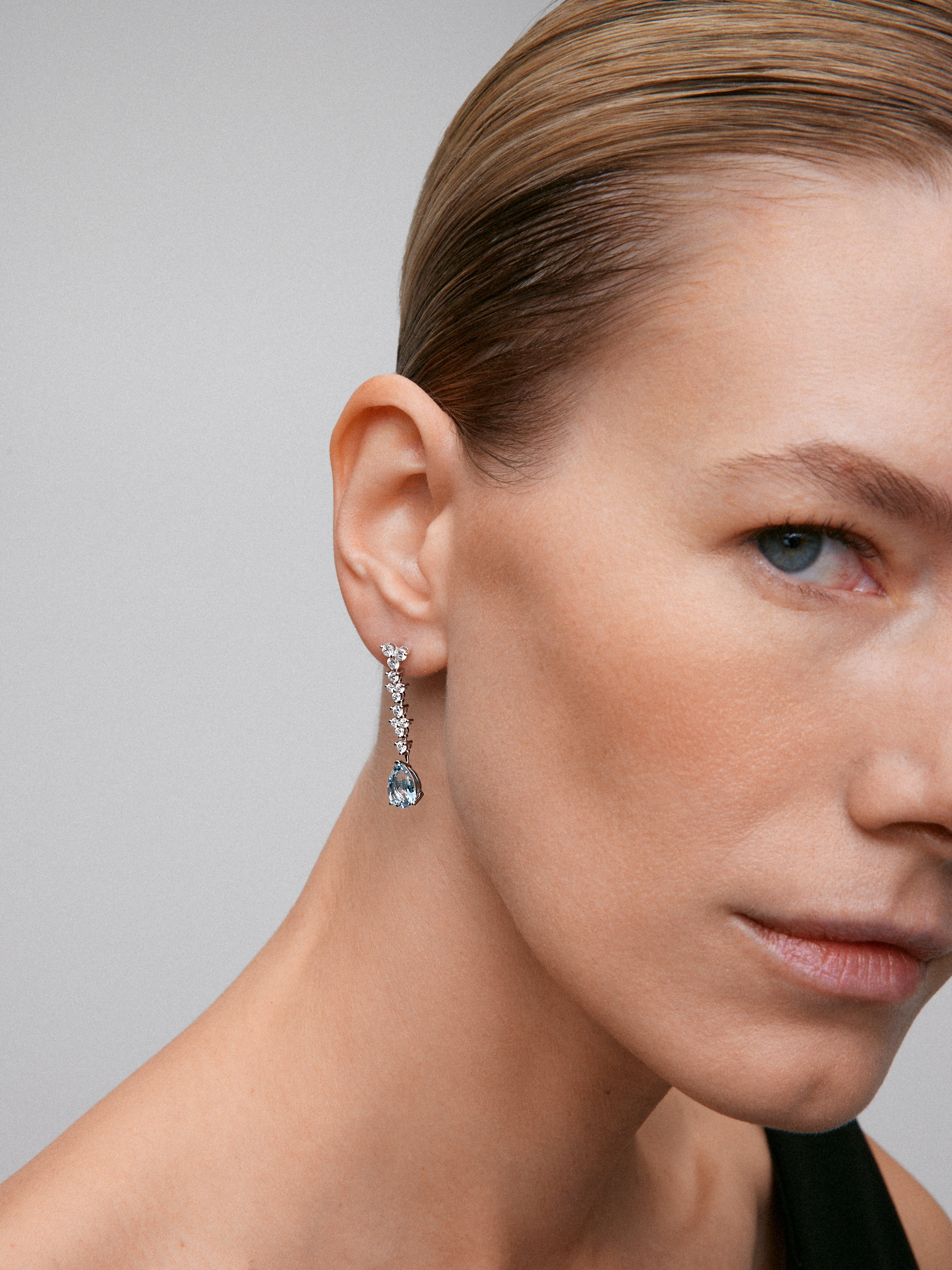 Pendientes de oro blanco de 18K con 2 aguamarinas azules talla pera y 24 diamantes