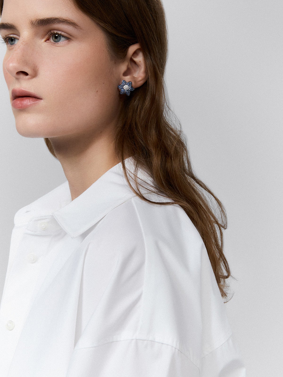 Pendientes flor de oro blanco de 18kt con diamantes y zafiros azules