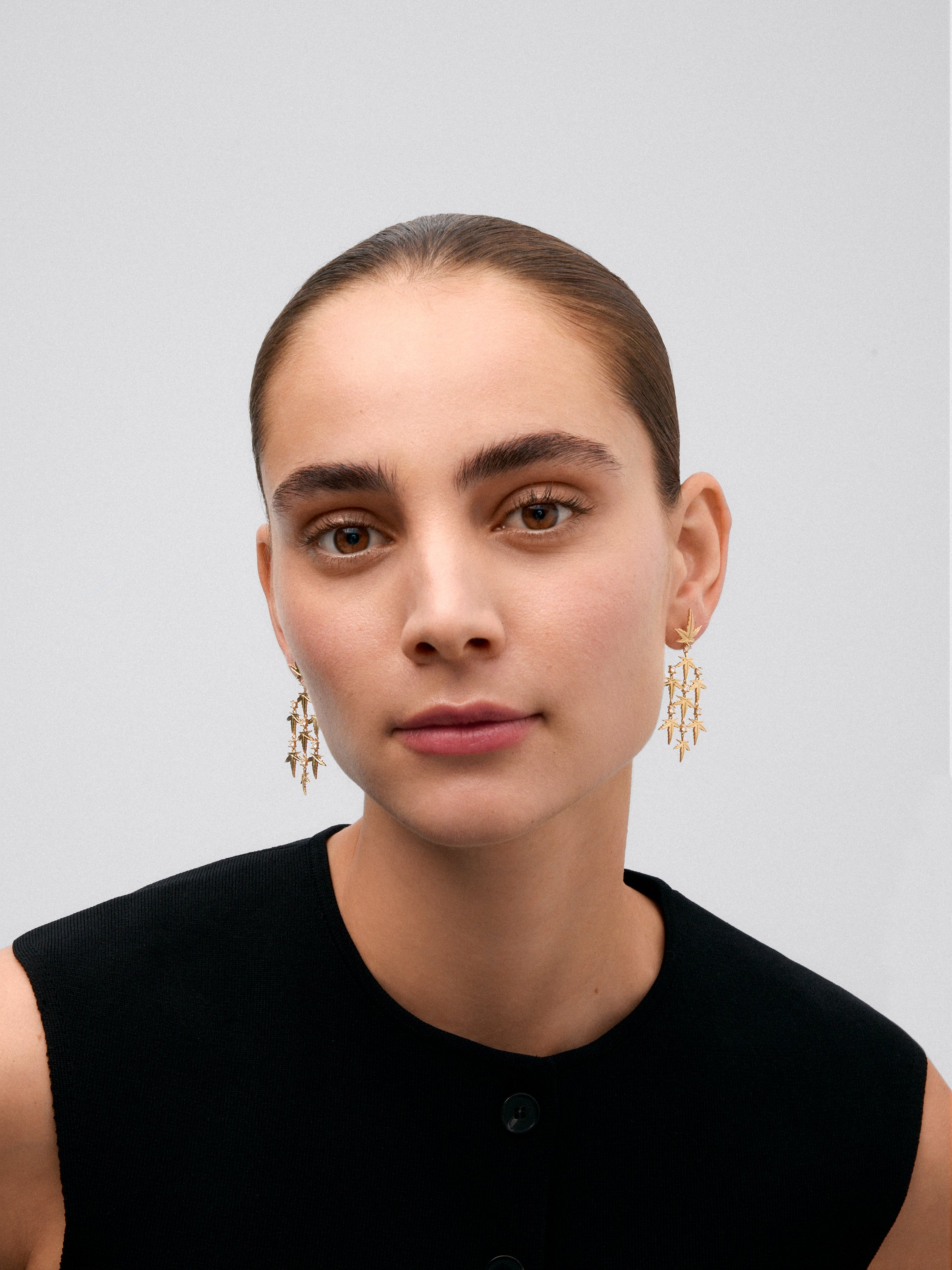 Pendientes de oro amarillo de 18K con 14 diamantes en talla brillante con un total de 0,68 cts y forma de hojas de arce