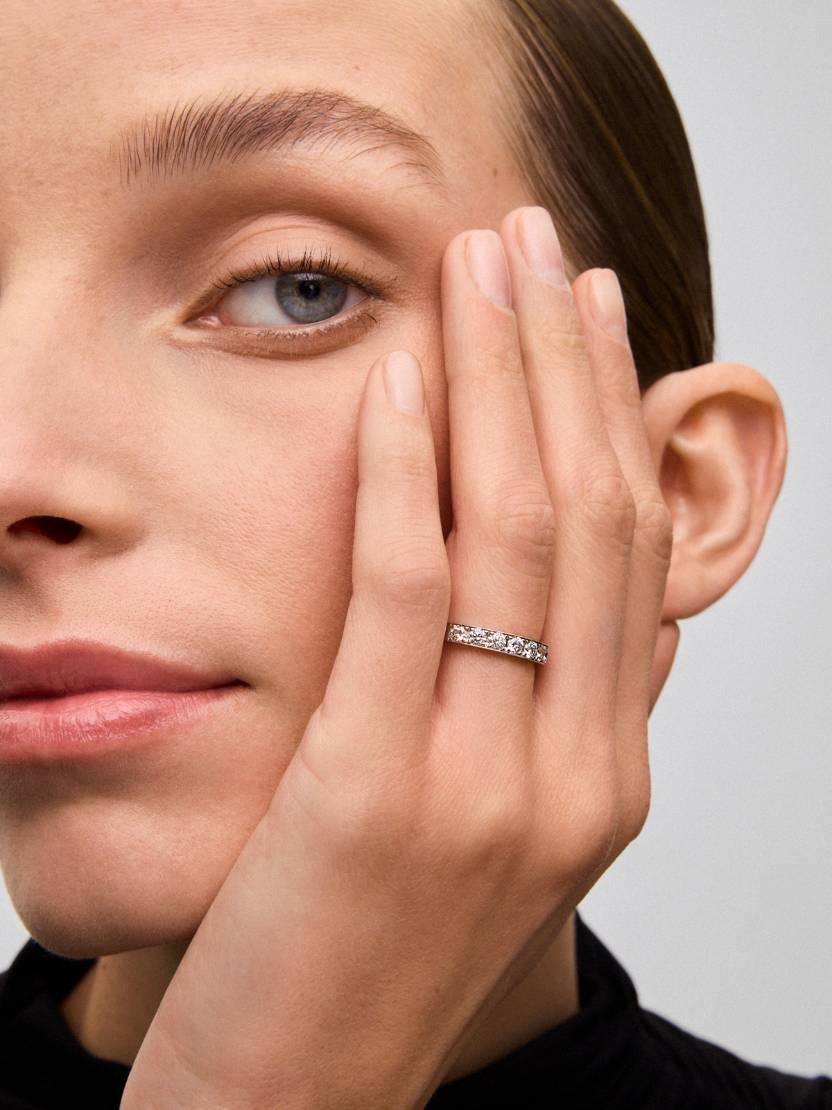 Anillo alianza de compromiso de oro blanco de 18K con diamantes