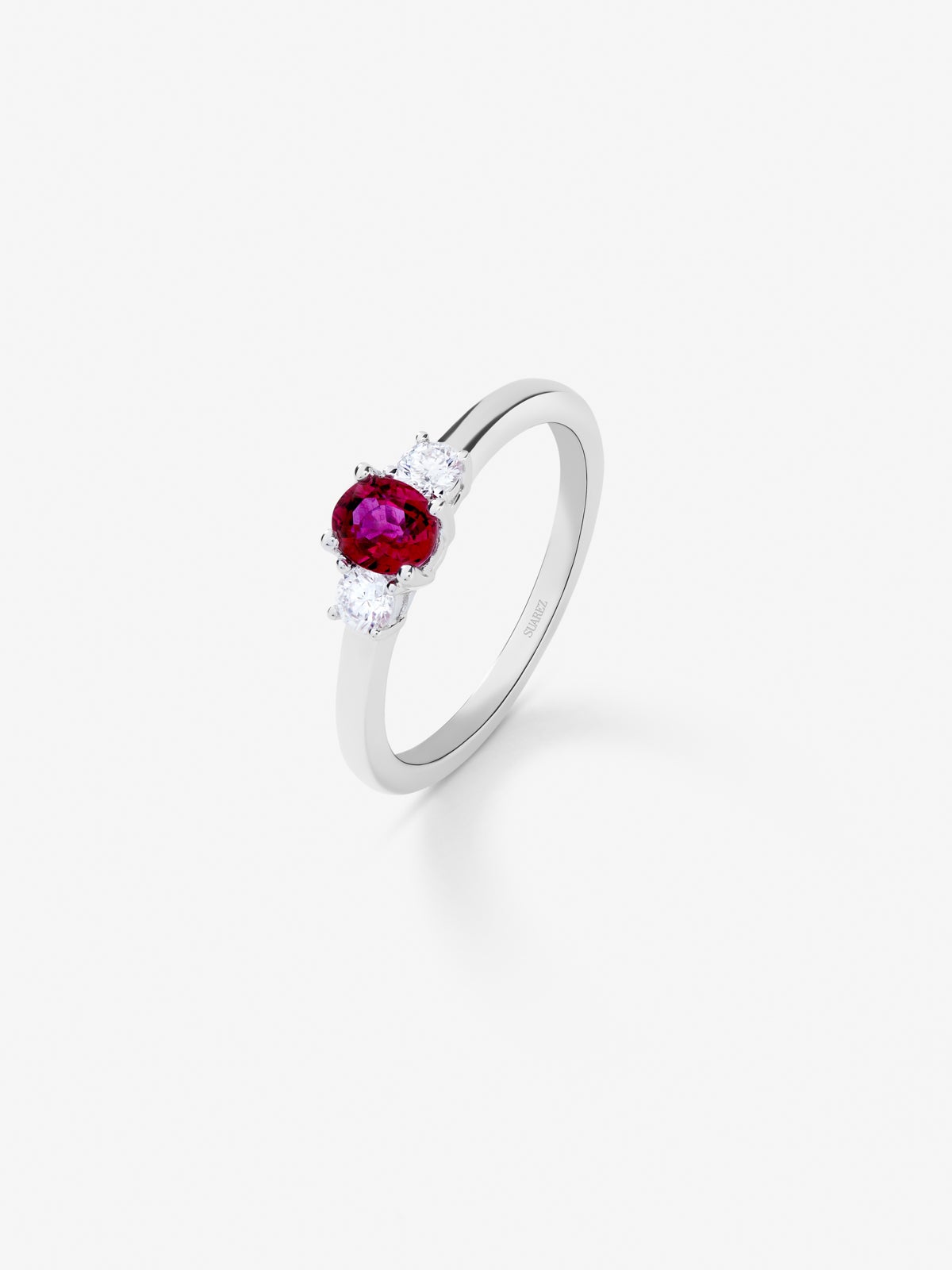 Anillo tresillo de oro blanco de 18K con rubi y diamante