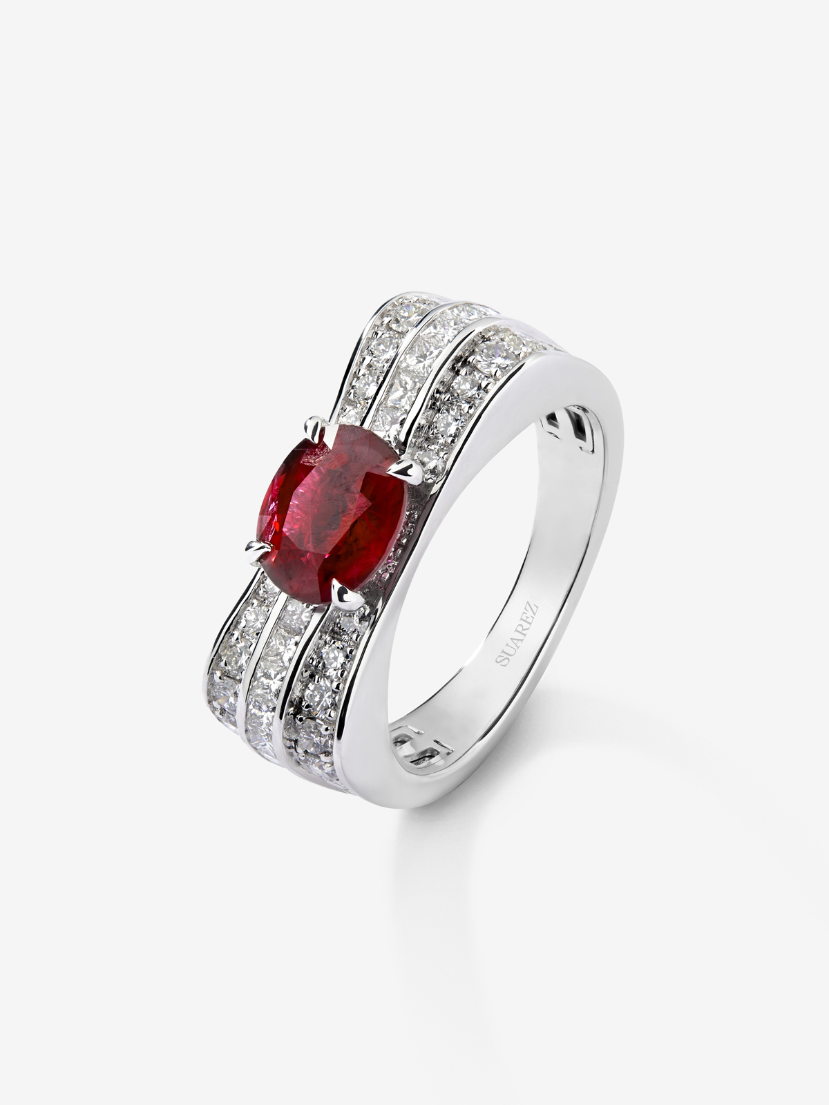 Anillo de oro blanco de 18K con rubí rojo pigeon blod en talla oval de 1,54 cts y diamantes en talla princesa y brillante de 0,93 cts
