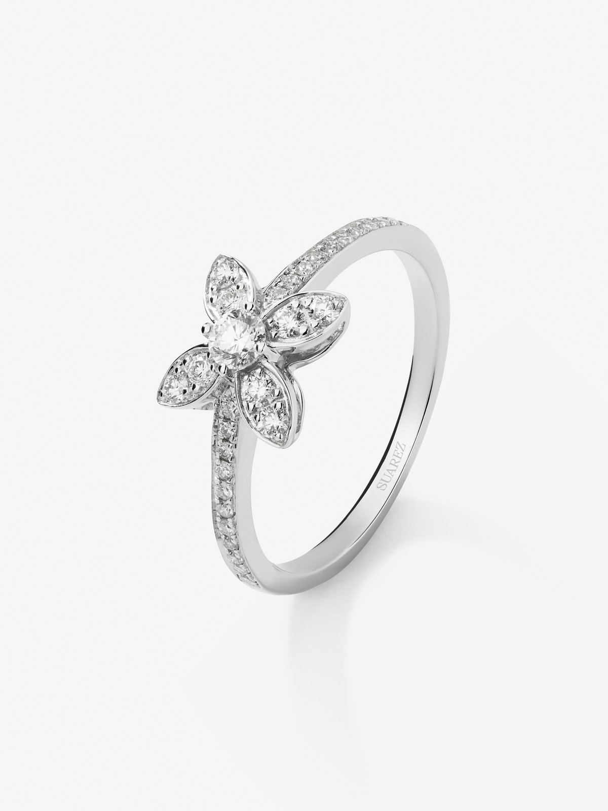 Anillo de oro blanco de 18K con 45 diamantes en talla brillante con un total de 1,05 cts