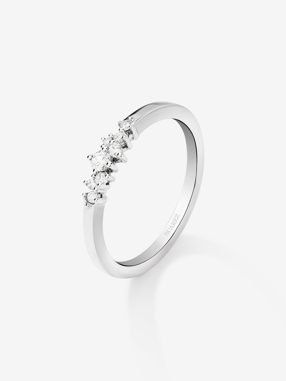 18K white gold ring with 8 brilliant-cut diamonds with a total of 0.1 cts