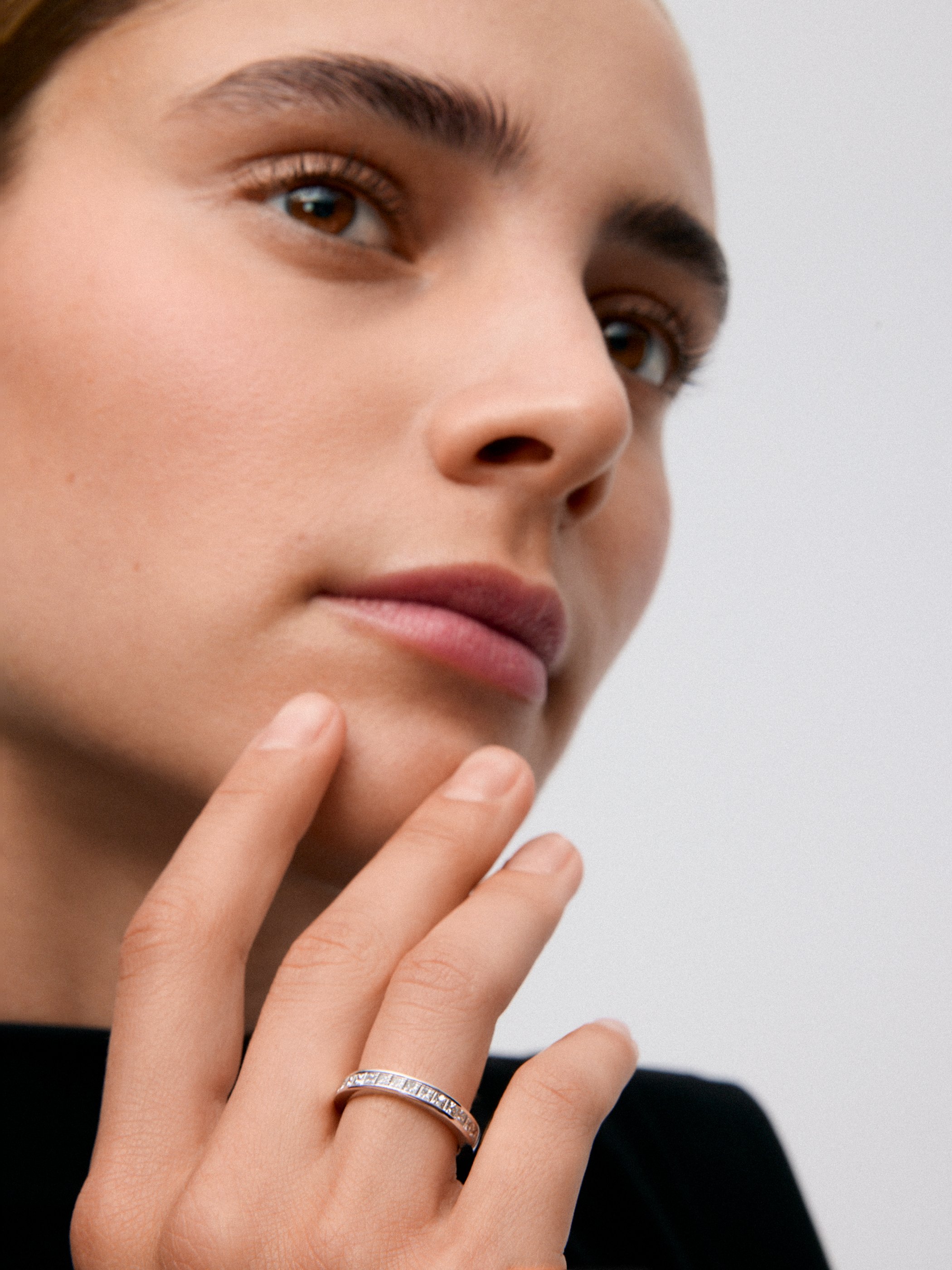 Media alianza de oro blanco de 18K con 13 diamantes en talla princesa con un total de 0,98 cts