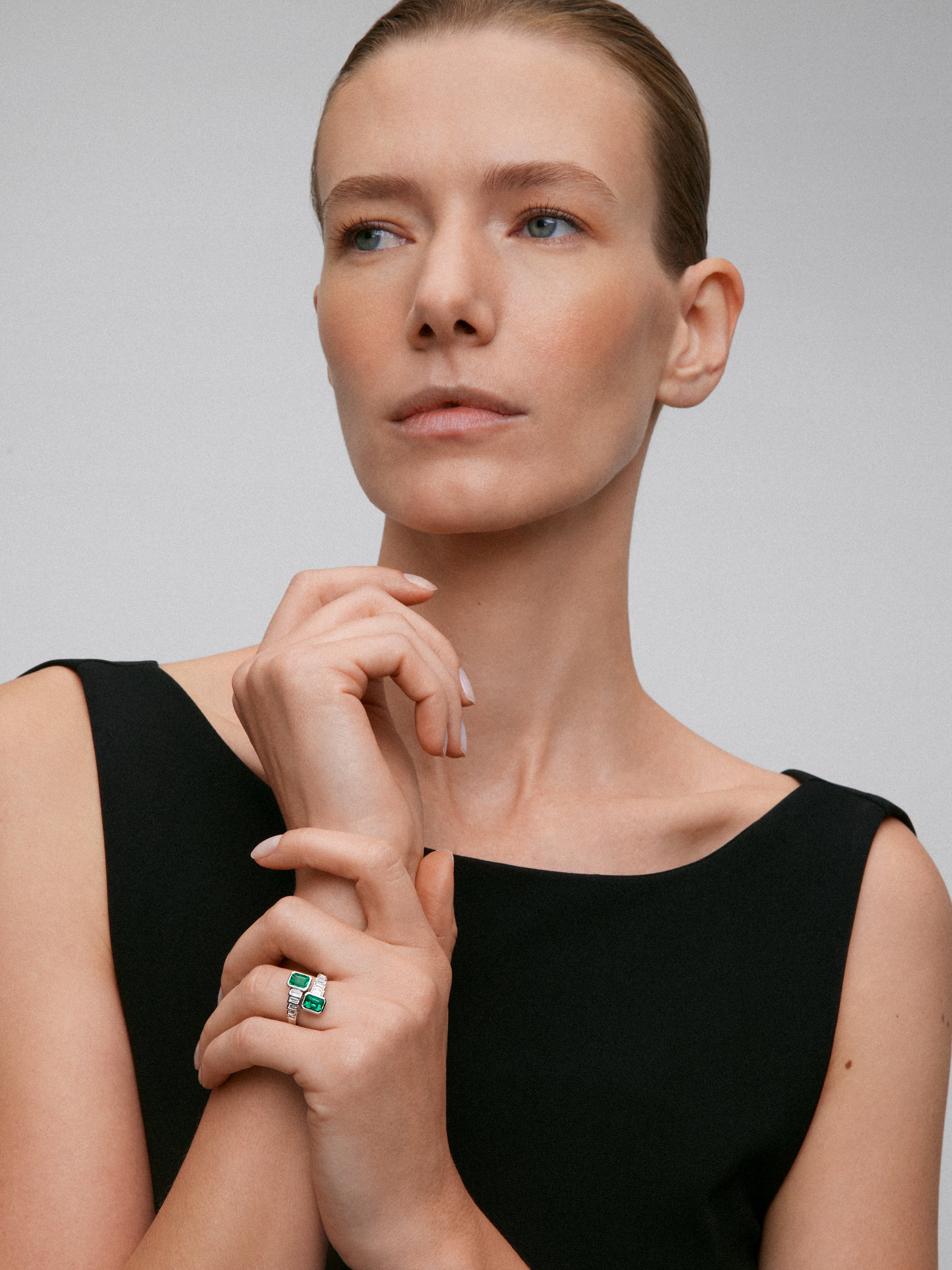 Anillo tú y yo de oro blanco de 18K con esmeraldas verdes en talla octogonal de 1,28 cts y diamantes blancos en talla baguette de 0,57 cts