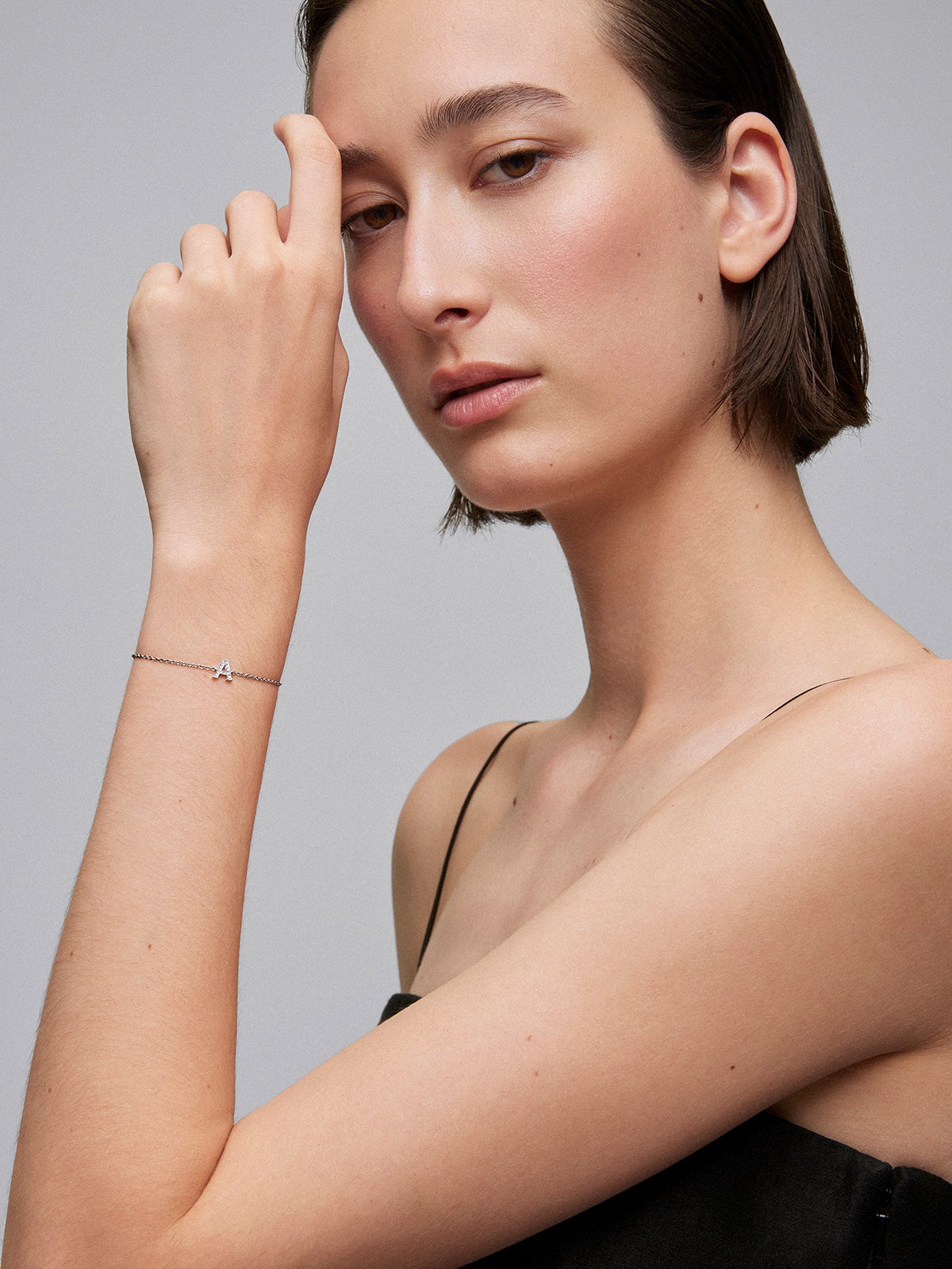 Pulsera cadena con inicial de oro blanco de 18K y diamantes