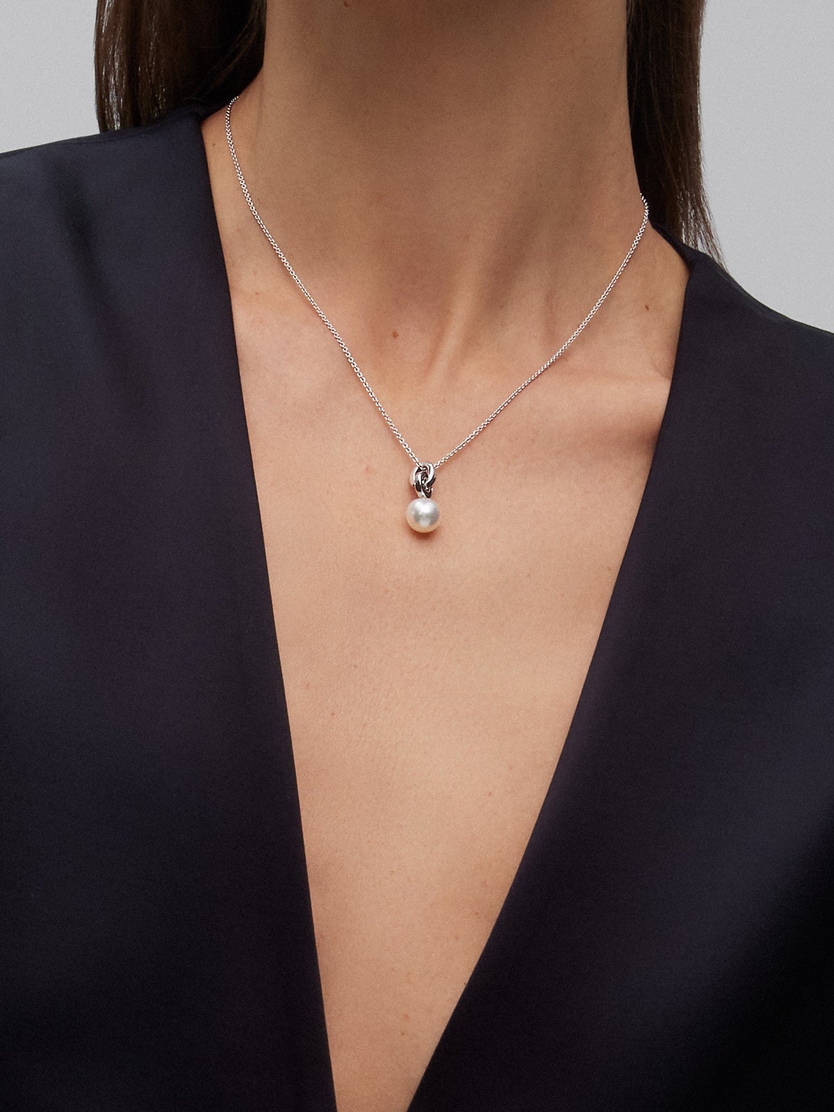 Colgante de cadena de plata 925 con aro en espinela y perla akoya de 9,5 mm