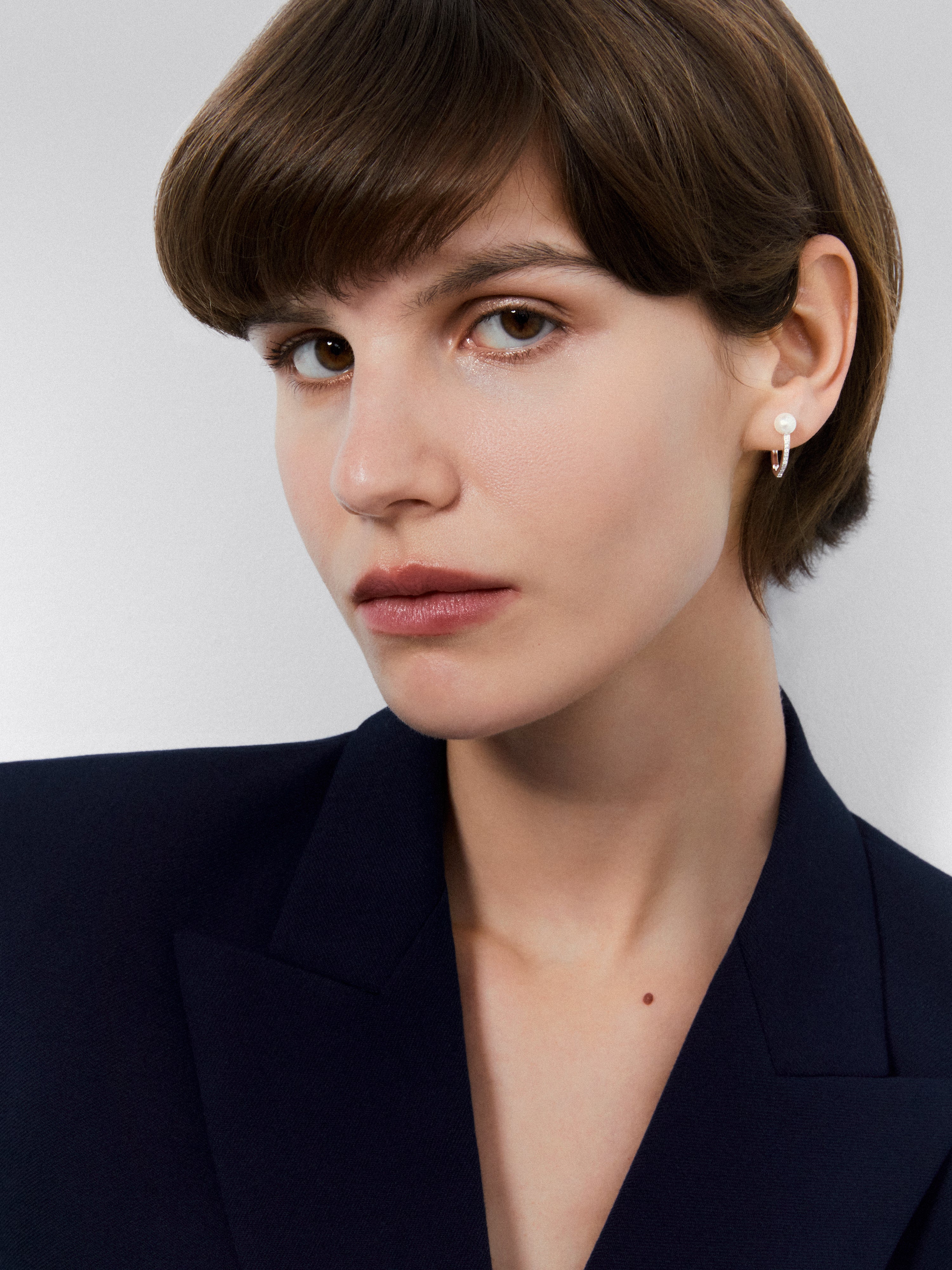 Pendiente aros de oro blanco de 18k con perla Akoya 6mm