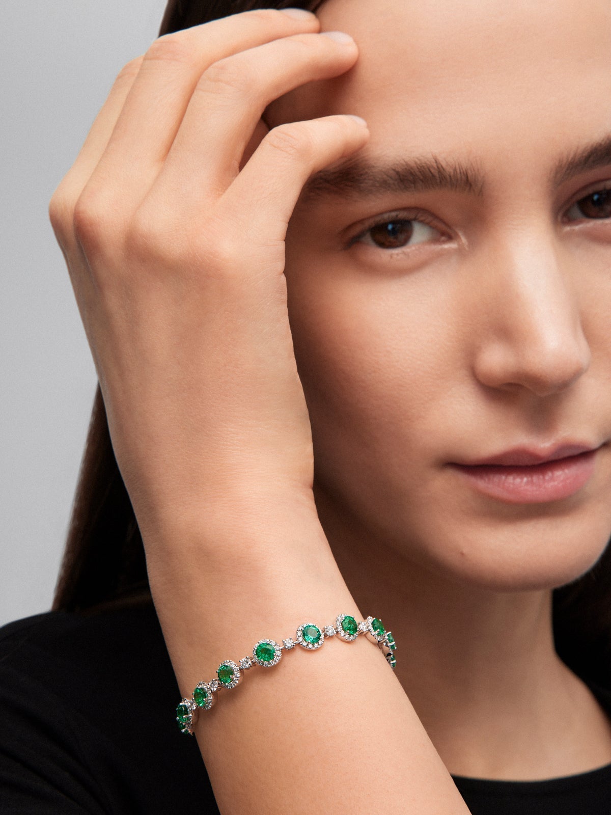 18K white gold bracelet with 16 brilliant-cut emeralds with a total of 5.58 cts and 208 brilliant-cut diamonds with a total of 2.73 cts