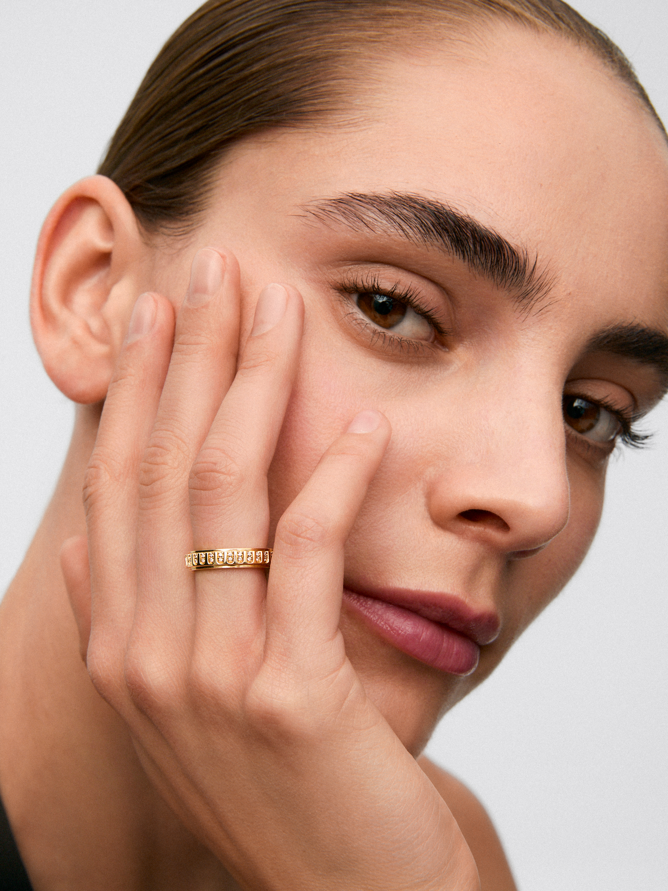 18K yellow gold ring with 50 brilliant-cut diamonds with a total of 0.18 cts