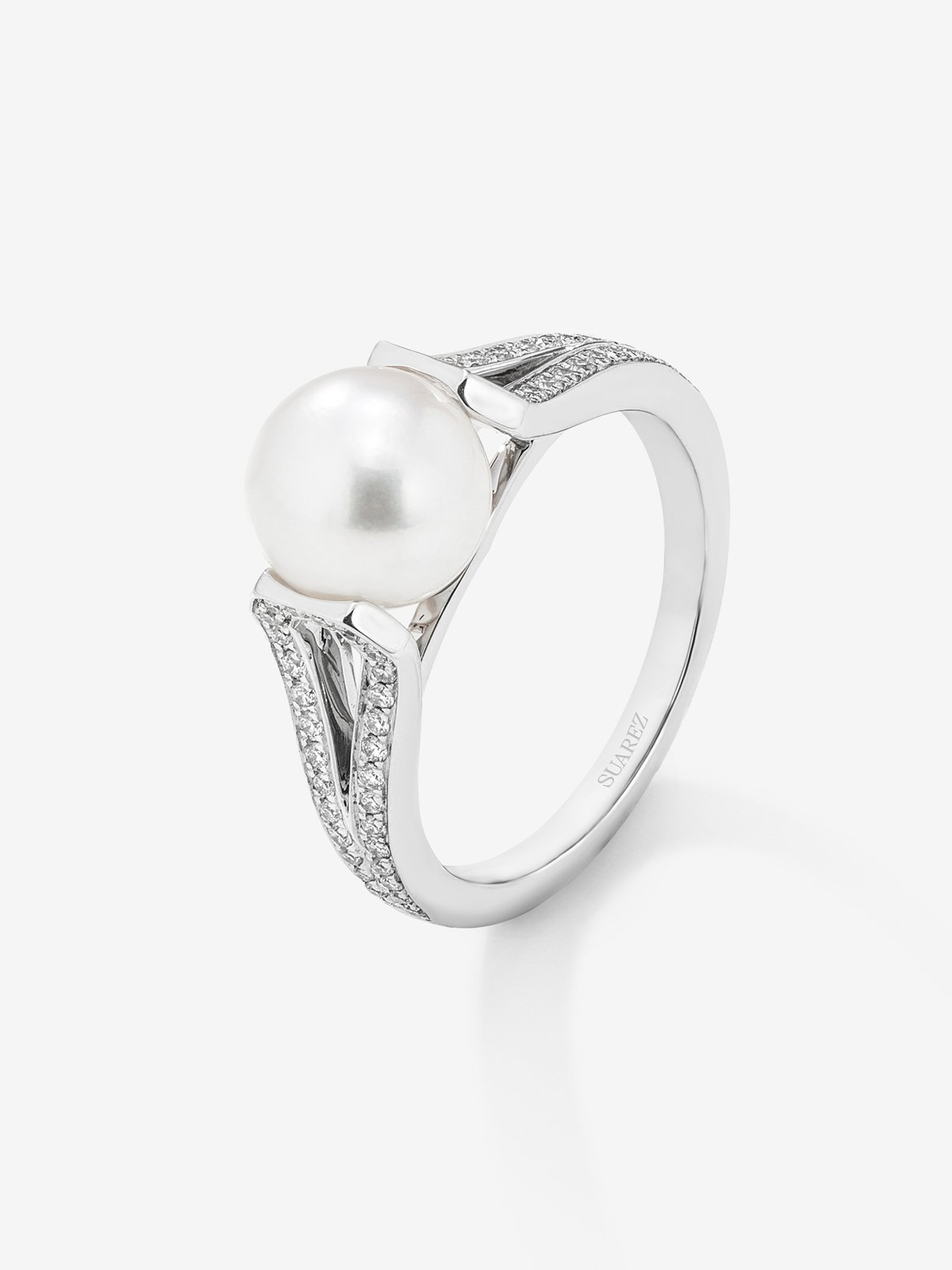 Anillo de oro blanco de 18K con perla akoya de 8mm y 60 diamantes en talla brillante con un total de 0,23 cts