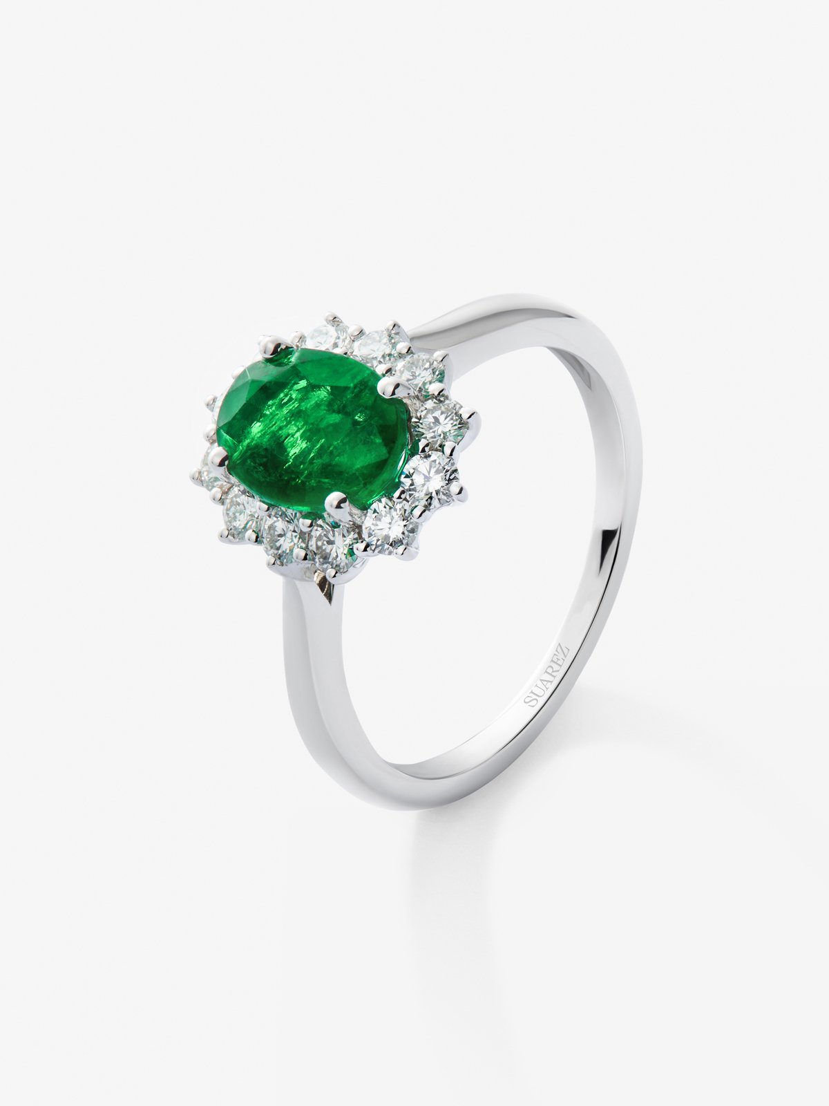 18K white gold ring with oval-cut emerald of 0.59 cts and 12 brilliant-cut diamonds with a total of 0.21 cts
