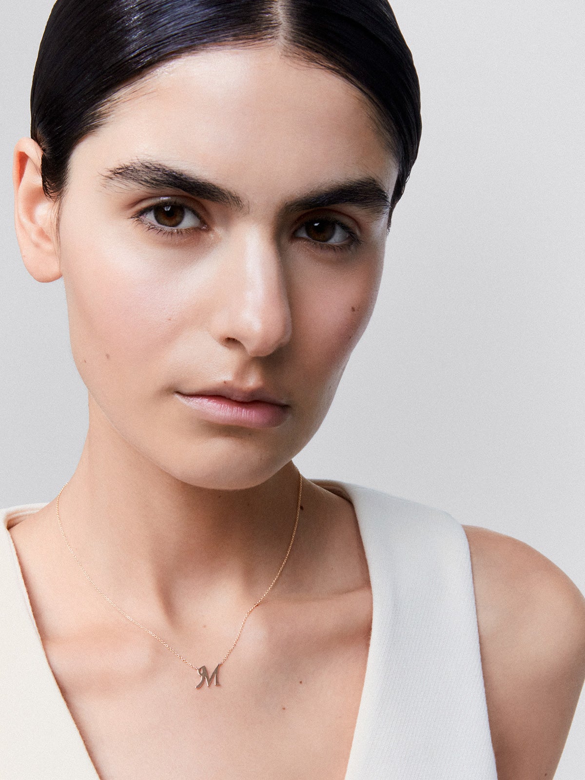 Pendant chain with initial 'm' in 18K rose gold.