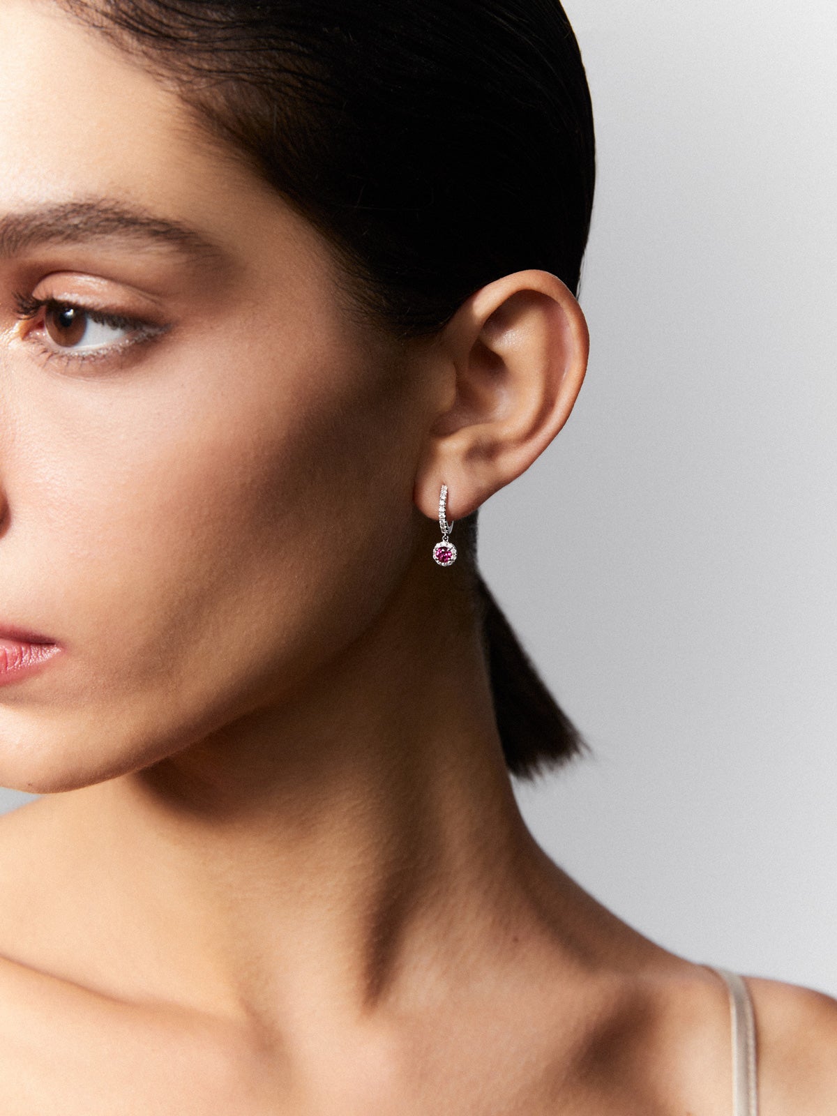 Pendientes de aro con colgante de oro blanco de 18K con rubi y diamante