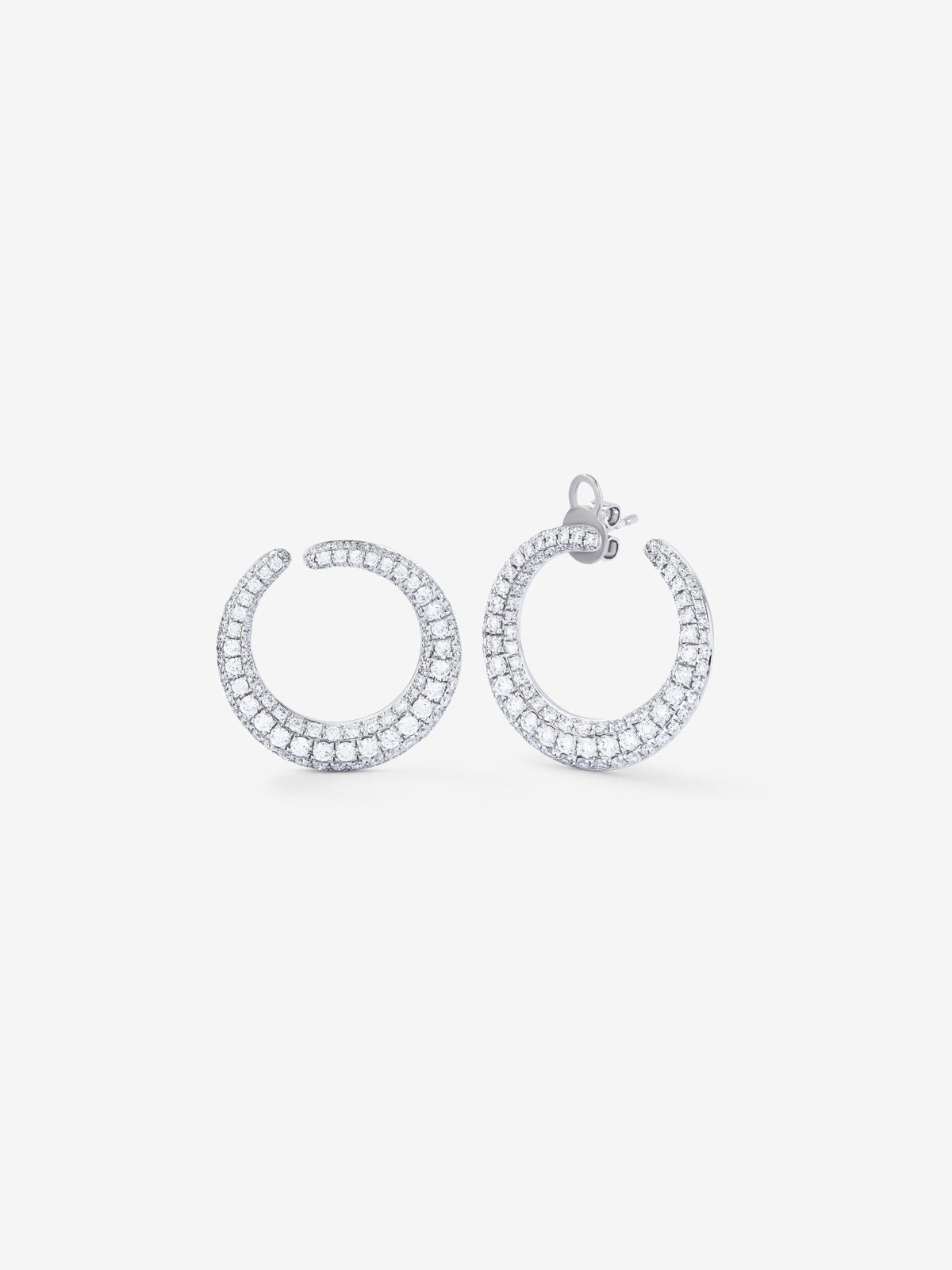 Pendientes de aro abiertos medianos de oro blanco de 18K con pavé de diamantes en talla brillante 2,13 cts