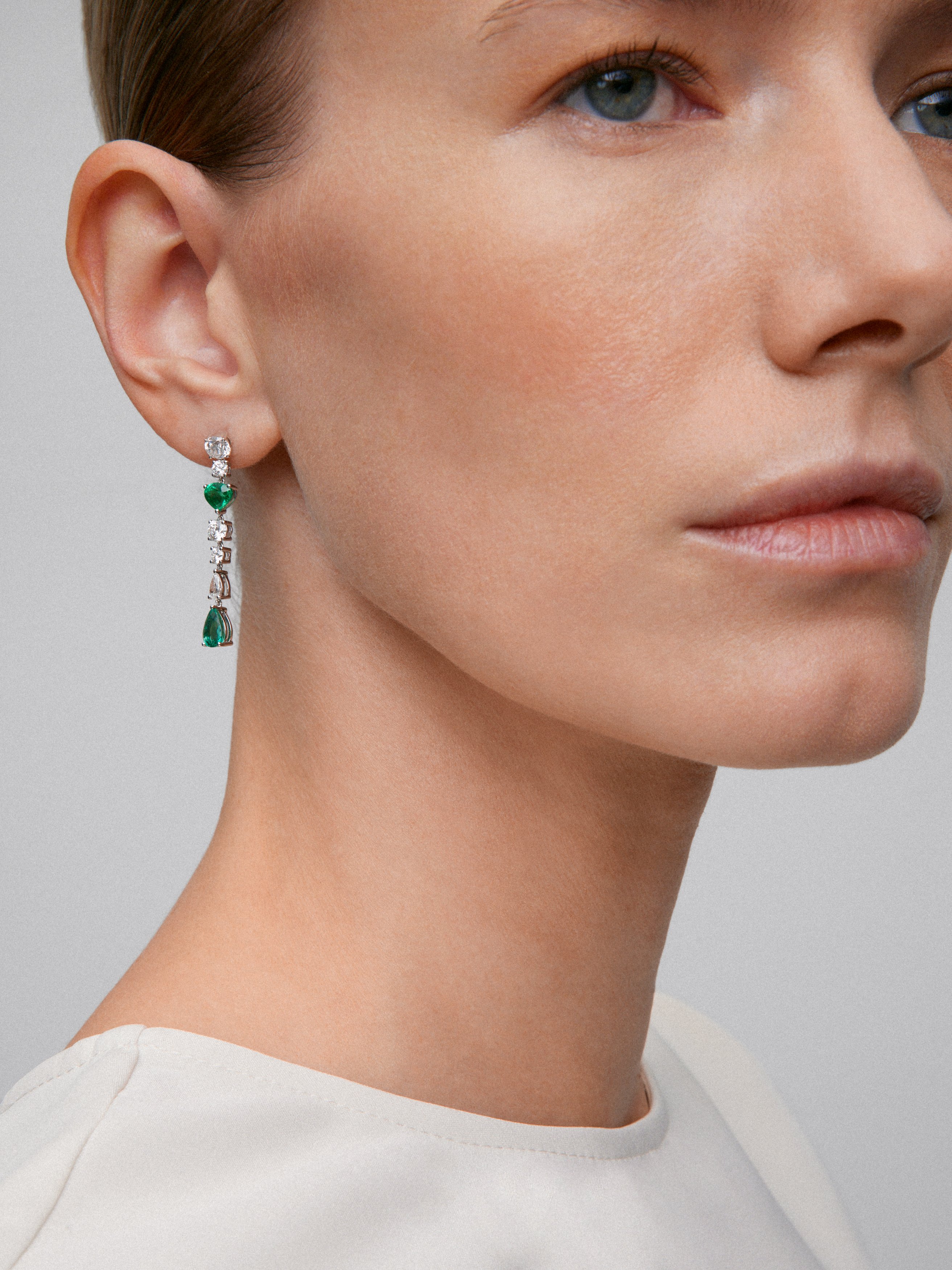 Pendientes de oro blanco de 18K con esmeraldas verdes en talla pera de 3,3 cts y diamantes blancos en talla pera y brillante de 2,15 cts