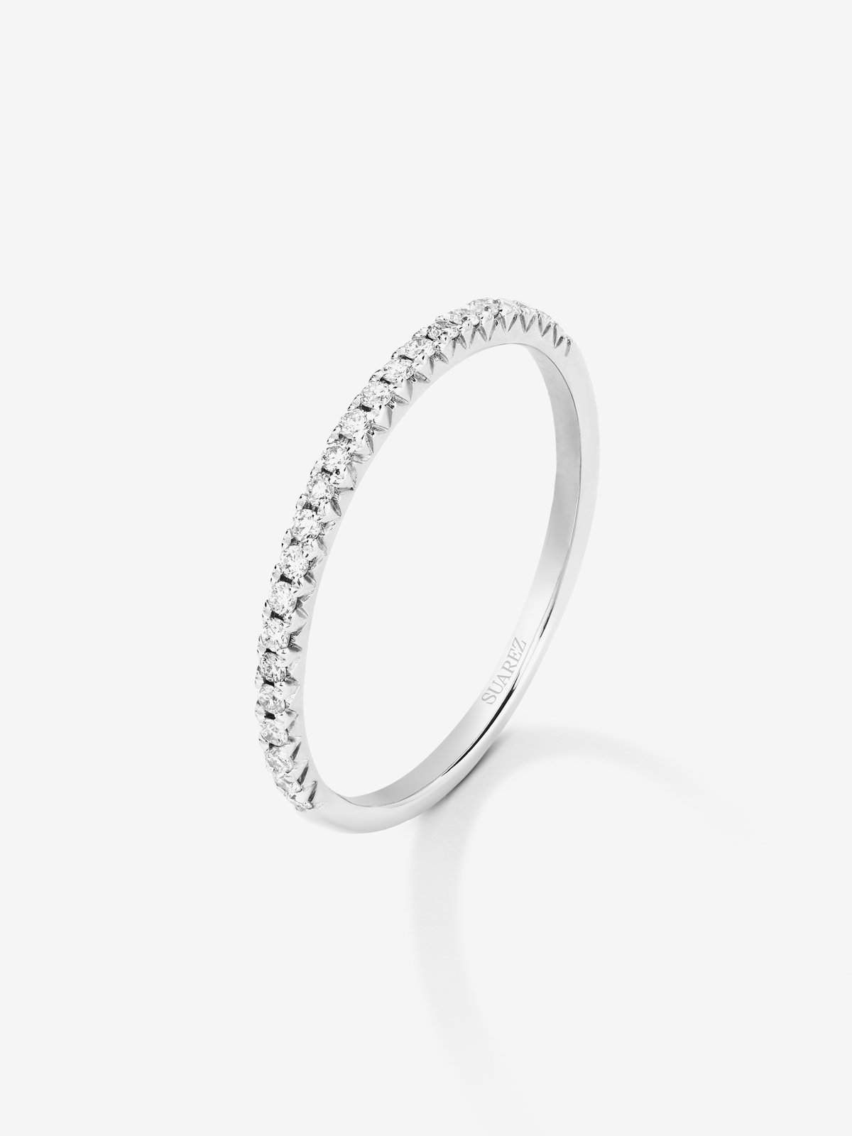 Media alianza de oro blanco de 18K con 23 diamantes en talla brillante con un total de 0,15 cts