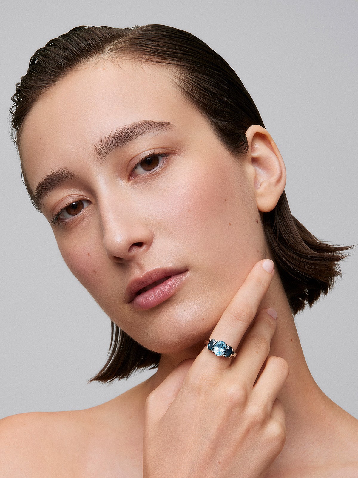 Anillo tresillo de plata 925 con un topacio azul sky en talla oval de 2,31 cts y 2 topacios azul london en talla oval con un total de 1,71 cts