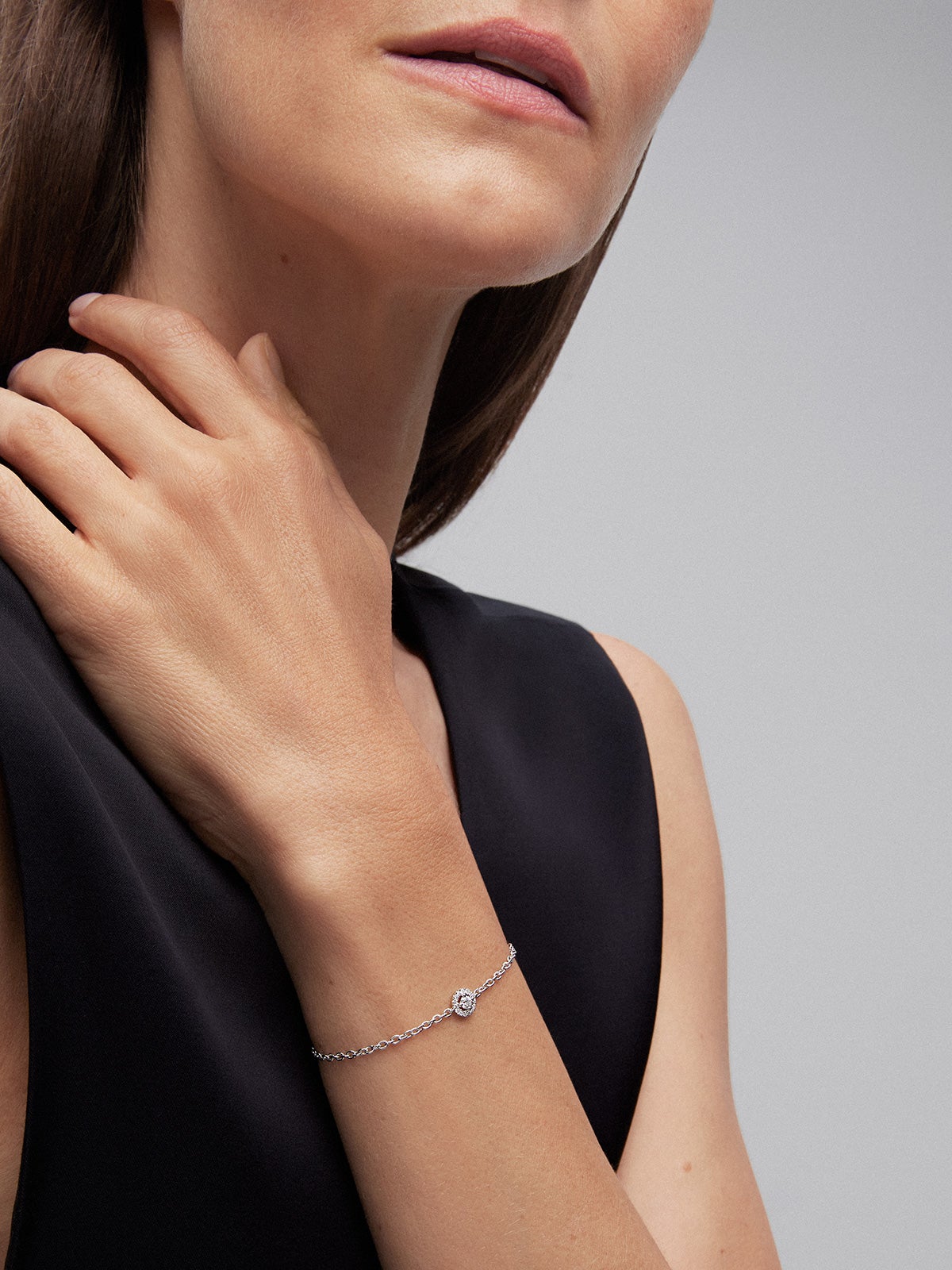 Pulsera cadena de oro blanco de 18K con diamante solitario y orla de diamantes