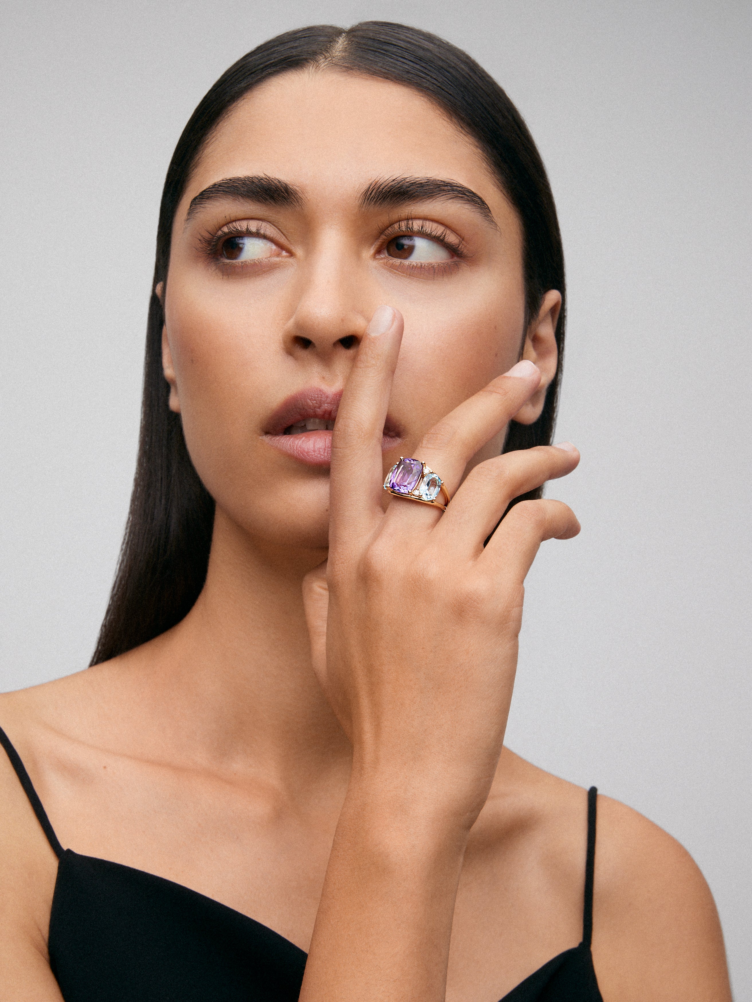 Anillo de oro amarillo de 18kt con diamantes, topacios Sky y amatistas