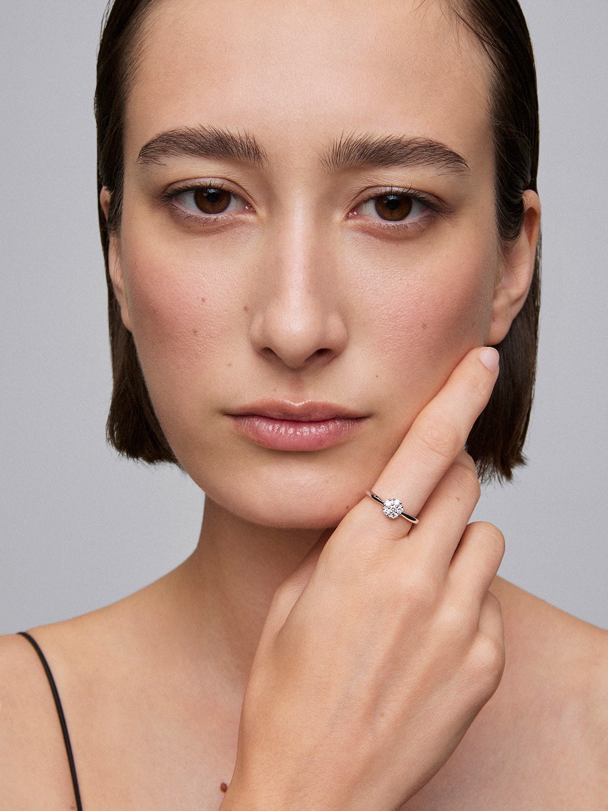 Anillo de oro blanco de 18K de diamantes en pavé